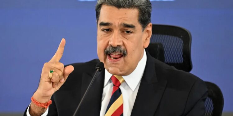 Maduro treina militantes com flechas envenenadas diante de tensão 1 GAZETA MERCANTIL Maduro Treina Militantes Com Flechas Envenenadas Diante De Tensão