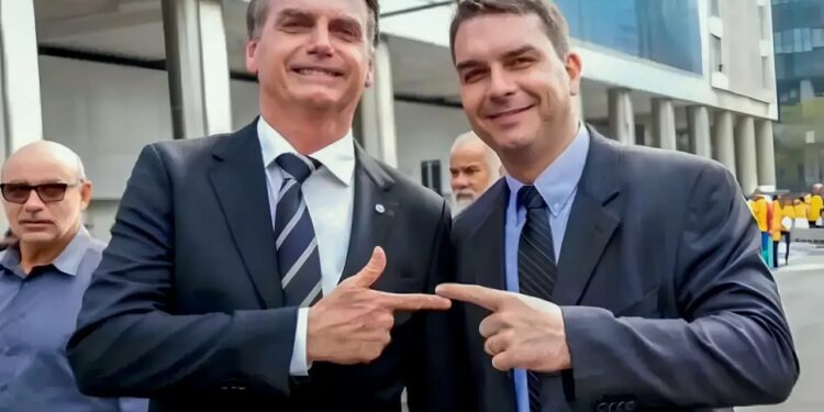 -Equipe Econômica Flávio Bolsonaro Seguirá Escola De Paulo Guedes - Gazeta Mercantil - Política