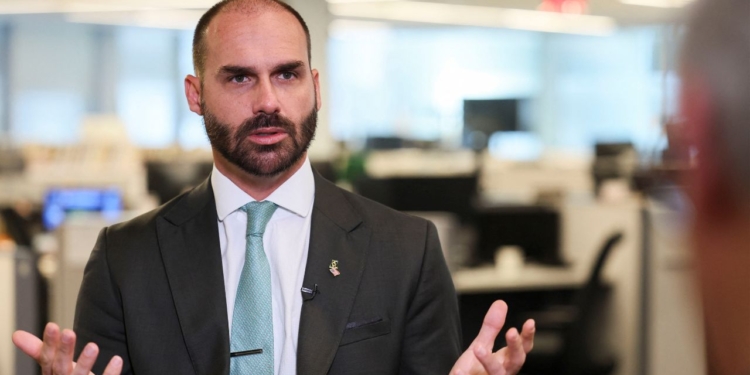 Eduardo Bolsonaro Joga Havaianas No Lixo E Reforça Boicote À Marca - Gazeta Mercantil - Política