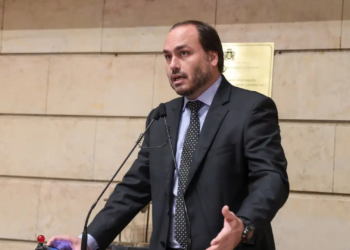 Carlos Bolsonaro Ataca Decisão De Moraes E Condena Transferência Do Pai Para A Papudinha - Gazeta Mercantil