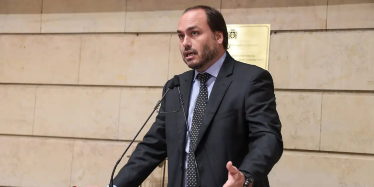 Carlos Bolsonaro ataca decisão de Moraes e condena transferência do pai para a Papudinha 1 GAZETA MERCANTIL Carlos Bolsonaro Ataca Decisão De Moraes E Condena Transferência Do Pai Para A Papudinha - Gazeta Mercantil