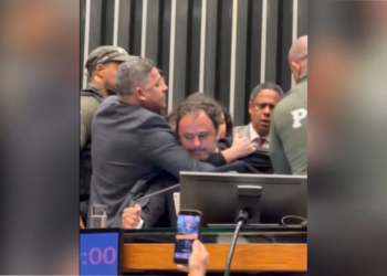 Glauber Braga É Retirado À Força Após Ocupar Presidência Da Câmara - Gazeta Mercantil