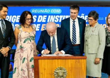 Universidades Comunitárias: Lula Assina Decreto E Integra Setor Ao Sistema Público Não-Estatal - Gazeta Mercantil