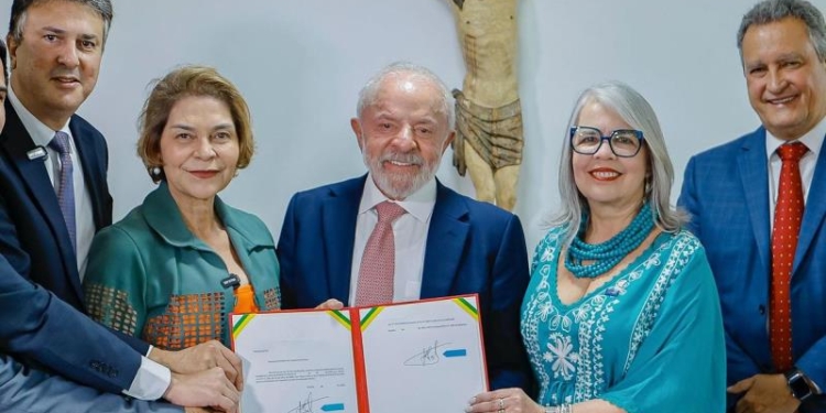 Reajuste piso professores: Governo define aumento salarial 1 GAZETA MERCANTIL Piso Dos Professores Na Educação Básica Terá Acréscimo Superior A R$ 250 Em 2026.