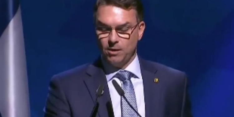 Ex-Presidente Jair Bolsonaro Acompanha Crescimento Do Filho Nas Pesquisas - Gazeta Mercantil