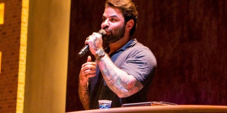 Fabiano Zettel Falando Ao Microfone - Gazeta Mercantil