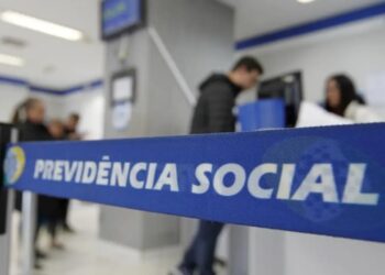 Inss Estende Prazo Para Solicitação De Ressarcimento Por Descontos Indevidos Até 20 De Março De 2026 Por Redação De Finanças E Previdência | Gazeta Mercantil Sexta-Feira, 30 De Janeiro De 2026 Uma Nova Oportunidade Financeira Se Abre Para Milhões De Aposentados E Pensionistas Em Todo O Brasil. O Instituto Nacional Do Seguro Social (Inss) Oficializou, Nesta Sexta-Feira (30), A Prorrogação Do Prazo Para Que Os Segurados Solicitem O Ressarcimento De Valores Subtraídos De Seus Benefícios Sem Autorização. A Nova Data Limite Foi Fixada Para 20 De Março De 2026, Estendendo O Calendário Que, Originalmente, Se Encerraria Em 14 De Fevereiro. Esta Medida Surge Como Uma Resposta Direta Às Falhas Operacionais Registradas Nos Sistemas Da Dataprev E Visa Garantir Que Nenhum Beneficiário Seja Lesado Por Descontos Indevidos Do Inss. Para Muitos Segurados, A Recuperação Desses Valores Funcionará, Na Prática, Como Um &Quot;Pagamento Extra&Quot; No Orçamento Doméstico Deste Primeiro Trimestre, Corrigindo Injustiças Financeiras Cometidas Por Associações E Entidades Conveniadas. Entenda A Prorrogação E O Contexto Dos Descontos Indevidos Do Inss A Decisão De Estender O Prazo Não Foi Um Ato De Mera Liberalidade Da Autarquia, Mas Uma Necessidade Técnica E Administrativa. O Processamento De Dados Da Previdência Social, Sob Responsabilidade Da Dataprev, Enfrentou Instabilidades Severas Nas Últimas Semanas. Essas Falhas Dificultaram O Acesso De Milhares De Segurados Aos Canais Digitais, Como O Portal E O Aplicativo Meu Inss, Impedindo-Os De Formalizar Os Pedidos De Exclusão E Reembolso Dos Descontos Indevidos Do Inss Dentro Do Cronograma Inicial. Os Descontos Indevidos Do Inss Referem-Se, Majoritariamente, A &Quot;Mensalidades Associativas&Quot;. Trata-Se De Taxas Cobradas Por Sindicatos, Associações De Aposentados E Entidades De Classe Que, Em Teoria, Deveriam Oferecer Serviços Como Seguros De Vida, Assistência Médica Ou Consultoria Jurídica. No Entanto, Um Volume Alarmante De Denúncias Aponta Que Essas Cobranças São Inseridas Na Folha De Pagamento Dos Beneficiários Sem Qualquer Consentimento Prévio Ou Assinatura De Contrato, Configurando Uma Prática Abusiva E, Em Muitos Casos, Fraudulenta. Com A Nova Data De 20 De Março De 2026, Os Aposentados Ganham Mais De Um Mês Adicional Para Realizar Uma Auditoria Minuciosa Em Seus Extratos De Pagamento. A Recuperação Desses Valores É Um Direito Assegurado, E O Montante A Ser Devolvido Pode Representar Um Alívio Significativo Para O Bolso De Quem Depende Exclusivamente Do Benefício Previdenciário. O Impacto Financeiro Dos Descontos Não Autorizados Para Compreender A Gravidade Dos Descontos Indevidos Do Inss, É Preciso Analisar O Impacto Acumulado Dessas Pequenas Subtrações. Muitas Vezes, As Cobranças Aparecem Nos Extratos Com Valores Que Variam Entre R$ 30,00 E R$ 70,00 Mensais. Embora Pareçam Quantias Módicas Isoladamente, Quando Somadas Ao Longo De Meses Ou Anos, Representam Um Desfalque Considerável Na Renda Do Idoso. Em Um Cenário Econômico Onde A Inflação Dos Serviços Médicos E Dos Alimentos Pressiona O Poder De Compra, Recuperar Esses Valores Transforma-Se Em Uma Prioridade. O Ressarcimento Integral Dos Descontos Indevidos Do Inss, Devidamente Corrigido, Atua Como Uma Injeção De Liquidez Imediata. Não Se Trata Apenas De Cancelar Uma Cobrança Futura, Mas De Reaver O Patrimônio Subtraído Ilegalmente. A Administração Do Inss Reconheceu Que A Burocracia Digital, Somada À Instabilidade Da Dataprev, Criou Um Gargalo. A Extensão Do Prazo Para 20 De Março É, Portanto, Uma Medida De Justiça Social E Correção Administrativa, Permitindo Que A &Quot;Limpeza&Quot; Na Folha De Pagamento Seja Feita De Forma Abrangente. Como Identificar Os Descontos Indevidos Do Inss No Seu Extrato A Identificação Dos Descontos Indevidos Do Inss Exige Atenção Aos Detalhes. Muitos Segurados, Acostumados A Receber O Valor Líquido Depositado Em Conta, Raramente Conferem O Detalhamento Do Extrato. É Nesta Lacuna De Fiscalização Pessoal Que As Entidades Fraudulentas Operam. Para Verificar Se Você Está Sendo Vítima Dessas Cobranças, Siga O Roteiro Técnico Abaixo: Acesse O Meu Inss: Utilize O Aplicativo Para Celular Ou O Site Oficial (Gov.br/Meuinss). Login Gov.br: É Necessário Ter Uma Conta De Nível Prata Ou Ouro Para Ter Acesso Completo Aos Dados Financeiros. Extrato De Pagamento: Busque Pela Opção &Quot;Extrato De Pagamento De Benefício&Quot;. Análise Detalhada: Verifique A Coluna De &Quot;Descontos&Quot;. Procure Por Rubricas Que Você Não Reconhece. Geralmente, Os Descontos Indevidos Do Inss Aparecem Com Nomes Genéricos Como &Quot;Contribuição Associativa&Quot;, &Quot;Mensalidade Sindical&Quot;, &Quot;Seguro De Vida&Quot;, Ou Siglas De Associações Desconhecidas (Ex: Cbpa, Aapb, Entre Outras). Código Da Rubrica: Cada Desconto Possui Um Código Numérico. Anote Esse Código E A Descrição Exata Da Entidade. Se Você Encontrar Qualquer Desconto Que Não Foi Expressamente Autorizado Por Você Mediante Assinatura (Física Ou Digital Comprovada), Você Está Diante De Um Caso De Descontos Indevidos Do Inss E Tem Direito À Restituição Em Dobro, Conforme Prevê O Código De Defesa Do Consumidor Para Cobranças Indevidas, Embora O Processo Administrativo Do Inss Foque Primeiramente Na Devolução Simples E Correção Monetária. O Passo A Passo Para Solicitar O Pagamento Extra (Ressarcimento) Uma Vez Identificada A Cobrança Irregular, O Segurado Deve Agir Dentro Do Novo Prazo Estipulado (Até 20 De Março De 2026) Para Garantir O Processamento Administrativo Ágil. O Procedimento Para Eliminar Os Descontos Indevidos Do Inss E Solicitar O Dinheiro De Volta Foi Simplificado, Mas Requer Precisão No Preenchimento Dos Dados. Via Aplicativo Ou Site Meu Inss: Existe Um Serviço Específico Denominado &Quot;Excluir Mensalidade Associativa&Quot;. Ao Selecionar Essa Opção, O Sistema Da Dataprev (Agora Em Fase De Estabilização) Processará O Bloqueio Imediato De Futuras Cobranças. Via Central 135: Para Segurados Com Dificuldade De Acesso Digital, A Central Telefônica 135 Está Apta A Registrar O Pedido De Exclusão Dos Descontos Indevidos Do Inss. É Fundamental Anotar O Número Do Protocolo De Atendimento. Solicitação De Ressarcimento (O Pagamento Extra): O Cancelamento Estanca A Sangria Futura, Mas E O Dinheiro Que Já Foi Levado? O Pedido De Ressarcimento Dos Descontos Indevidos Do Inss Pode Ser Feito Diretamente Na Plataforma Consumidor.gov.br Ou Através Da Ouvidoria Do Inss. As Entidades Conveniadas Têm Prazos Legais Para Comprovar A Autorização. Caso Não Comprovem (O Que Ocorre Na Maioria Dos Casos De Fraude), São Obrigadas A Devolver Os Valores Diretamente Na Conta Onde O Benefício É Pago. Falhas Na Dataprev: O Desafio Tecnológico A Prorrogação Do Prazo Para Combater Os Descontos Indevidos Do Inss Lança Luz Sobre A Infraestrutura Tecnológica Da Previdência Social. A Dataprev, Empresa De Tecnologia E Informações Da Previdência, É O Coração Digital Que Processa Os Pagamentos De Dezenas De Milhões De Brasileiros. As Falhas Reportadas Recentemente, Que Impediram O Acesso Ao Sistema De Bloqueio De Mensalidades, Expõem A Necessidade De Investimentos Robustos Em Cibersegurança E Capacidade De Processamento. Quando O Sistema Falha, O Segurado Fica Vulnerável. A Extensão Até Março De 2026 É Um Reconhecimento Tácito De Que O Estado Não Pode Penalizar O Cidadão Por Ineficiências De Sua Própria Infraestrutura. Especialistas Em Direito Previdenciário Alertam Que, Durante Os Períodos De Instabilidade Do Sistema, As Quadrilhas Especializadas Em Fraudes Previdenciárias Costumam Intensificar Suas Ações, Inserindo Novos Descontos Indevidos Do Inss Na Esperança De Que A Falta De Acesso Ao Extrato Mascare O Golpe. Proteção De Dados E A Origem Das Fraudes Como As Associações Conseguem Inserir Os Descontos Indevidos Do Inss Na Folha De Pagamento? A Resposta Passa, Invariavelmente, Pelo Vazamento De Dados. Nome Completo, Cpf E Número Do Benefício São, Muitas Vezes, Comercializados Ilegalmente No Mercado Paralelo De Dados (Dark Web) Ou Vazados Por Correspondentes Bancários Inescrupulosos. De Posse Dessas Informações, Entidades Mal-Intencionadas Falsificam Assinaturas Ou Utilizam Brechas Nos Convênios Firmados Com O Inss Para Averbar Os Descontos. O Inss Tem Endurecido As Regras, Exigindo Biometria Para Novas Adesões, Mas O Estoque De Cobranças Antigas Ainda É Vasto. A Campanha Atual De Revisão E O Prazo Estendido Até 20 De Março Visam Justamente Limpar Esse Passivo De Descontos Indevidos Do Inss. É Crucial Que O Segurado Nunca Forneça Seus Dados Por Telefone Ou Whatsapp Para Supostos Funcionários Do Inss. A Autarquia Não Entra Em Contato Para Pedir Senhas Ou Confirmação De Dados Para &Quot;Liberar Pagamentos&Quot;. O Papel Do Judiciário Nos Casos De Descontos Indevidos Embora A Via Administrativa (Meu Inss E Consumidor.gov.br) Seja O Caminho Mais Rápido Para Resolver A Questão Dentro Do Prazo De 20 De Março, O Poder Judiciário Permanece Como Uma Alternativa Robusta, Especialmente Para Casos Onde Os Descontos Indevidos Do Inss Ocorreram Por Longos Períodos. Os Juizados Especiais Federais Têm Recebido Uma Enxurrada De Ações Declaratórias De Inexistência De Débito Cumuladas Com Pedidos De Indenização Por Danos Morais. A Jurisprudência Brasileira Tem Se Consolidado A Favor Do Aposentado. O Entendimento Majoritário É De Que A Redução Alimentar Do Benefício, Causada Pelos Descontos Indevidos Do Inss, Gera Dano Moral In Re Ipsa (Presumido), Dispensando A Necessidade De Prova Do Sofrimento Psicológico, Uma Vez Que Afeta A Subsistência Do Idoso. Se A Via Administrativa Falhar Ou Se A Devolução Dos Valores For Negada Pela Associação, O Segurado Deve Procurar Um Advogado Previdenciarista Ou A Defensoria Pública Da União. O Prazo De 20 De Março Refere-Se À Facilitação Administrativa Criada Pelo Inss, Mas O Direito De Ação Judicial Prescreve Em 5 Anos. Bloqueio Preventivo: A Melhor Defesa Além De Solicitar O Ressarcimento Dos Valores Já Descontados, A Melhor Estratégia Para Evitar Novos Descontos Indevidos Do Inss É Ativar O &Quot;Bloqueio De Mensalidade Associativa&Quot;. Esta Funcionalidade, Disponível No Meu Inss, Cria Uma Barreira Digital No Benefício. Mesmo Que Uma Associação Possua Seus Dados E Tente Averbar Um Desconto, O Sistema Da Dataprev Rejeitará Automaticamente A Operação. Especialistas Em Educação Financeira Recomendam Que Todos Os Aposentados Mantenham Esse Bloqueio Ativo Permanentemente, Desativando-O Apenas Se E Quando Desejarem, De Fato, Contratar Um Serviço Específico. A Postura Proativa Do Segurado É A Única Garantia De Blindagem Contra Os Descontos Indevidos Do Inss. A Fiscalização Governamental, Embora Existente, Ainda É Reativa E Depende Da Denúncia Do Beneficiário Para Punir As Entidades Infratoras. O Que Fazer Se O Prazo De 20 De Março For Perdido? A Data De 20 De Março De 2026 É Um Marco Para O Mutirão De Regularização Facilitada. No Entanto, É Importante Esclarecer Que O Direito De Reclamar Sobre Descontos Indevidos Do Inss Não Deixa De Existir Após Essa Data. O Que Muda É A Celeridade E O Canal De Processamento. Após O Encerramento Deste Prazo Estendido, O Processo Poderá Se Tornar Mais Burocrático, Exigindo Mais Etapas De Comprovação E Prazos De Análise Mais Longos Por Parte Da Dataprev E Do Inss. Portanto, Aproveitar A Janela Atual É Estratégico Para Quem Deseja Ver A &Quot;Cor Do Dinheiro&Quot; Mais Rápido. O Ressarcimento Solicitado Agora Tem Prioridade Na Fila De Processamento Bancário. Dicas De Segurança Para Aposentados E Pensionistas A Engenharia Social Utilizada Para Aplicar Golpes Evolui Constantemente. Para Manter Seu Benefício Livre De Descontos Indevidos Do Inss, Adote As Seguintes Práticas De Segurança Digital: Senha Do Gov.br: Altere Sua Senha Periodicamente E Ative A Verificação Em Duas Etapas. Consulta Mensal: Crie O Hábito De Verificar Seu Extrato De Pagamento Todo Dia 20 De Cada Mês, Data Próxima Ao Fechamento Da Folha (Maciça) Do Mês Seguinte. Desconfie De Promessas: Associações Que Prometem &Quot;Revisão Da Vida Toda&Quot; Ou &Quot;Aumento Imediato De Margem&Quot; Muitas Vezes Usam Esses Argumentos Para Coletar Assinaturas E Implantar Mensalidades. A Proteção Do Patrimônio Previdenciário Depende De Vigilância Constante. Os Descontos Indevidos Do Inss São Uma Praga Silenciosa Que Corrói O Poder De Compra, Mas Com As Ferramentas Certas E Atenção Aos Prazos, É Possível Reverter O Prejuízo. Perspectivas Futuras Para A Gestão De Benefícios O Incidente Com A Dataprev E A Necessidade De Prorrogação Do Prazo Acenderam Um Alerta Em Brasília. Espera-Se Que, Ao Longo De 2026, O Ministério Da Previdência Social Implemente Novas Camadas De Autenticação, Possivelmente Exigindo Biometria Facial Em Tempo Real Para Qualquer Nova Averbação De Desconto Facultativo. Essa Modernização Visaria Erradicar Definitivamente A Indústria Dos Descontos Indevidos Do Inss, Garantindo Que Apenas Cobranças Legitimamente Desejadas Pelo Segurado Sejam Processadas. Até Lá, A Conferência Do Extrato E O Uso Dos Prazos De Contestação Continuam Sendo As Armas Mais Eficientes Do Cidadão. Em Resumo, A Extensão Do Prazo Até 20 De Março De 2026 É Uma Vitória Para Os Segurados. É O Momento De Auditar As Contas, Limpar O Benefício De Parasitas Financeiros E Solicitar O Ressarcimento Integral De Cada Centavo Levado Pelos Descontos Indevidos Do Inss. Não Deixe Para A Última Hora; A Instabilidade Sistêmica Pode Voltar A Ocorrer, E Garantir O Seu Pedido Protocolado É A Única Forma De Assegurar O Seu Direito. - Gazeta Mercantil