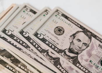 Dólar Hoje Cai Com Cautela Sobre Fed, Juros E Cenário Geopolítico - Gazeta Mercantil