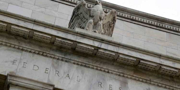 Fed Mantém Juros: Cautela com Inflação e Dissidência no FOMC Marcam Decisão 1 GAZETA MERCANTIL Fed Mantém Juros: Cautela Com Inflação E Dissidência No Fomc Marcam Decisão - Gazeta Mercantil