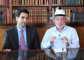 Lula E Galípolo Omitiram Reunião Com Dono Do Banco Master Da Agenda Oficial Do Planalto O Presidente Luiz Inácio Lula Da Silva Recebeu Em Dezembro De 2024 O Banqueiro Daniel Vorcaro, Controlador Do Banco Master, Em Uma Reunião Que Não Foi Registrada Na Agenda Oficial Da Presidência Da República. O Encontro Ocorreu No Palácio Do Planalto, Teve Duração Aproximada De Uma Hora E Meia E Contou Com A Presença De Integrantes Do Primeiro Escalão Do Governo Federal. A Informação Veio A Público Semanas Depois, Em Meio À Intensificação Das Investigações E Medidas Regulatórias Que Culminaram Na Liquidação Do Banco Master Pelo Banco Central, Já Sob A Presidência De Gabriel Galípolo. A Omissão Do Compromisso Levantou Questionamentos No Mercado Financeiro E Em Setores Do Congresso Sobre Transparência Institucional E Governança Pública. Encontro Ocorreu Em Meio A Tensões Com O Sistema Financeiro À Época Da Reunião, O Governo Enfrentava Embates Públicos Com O Então Presidente Do Banco Central, Roberto Campos Neto, Especialmente Em Relação À Política De Juros Elevados E À Concentração Bancária No País. O Discurso Do Planalto Era De Enfrentamento Ao Sistema Financeiro Privado, Com Críticas Recorrentes Às Margens Dos Bancos E À Condução Da Política Monetária. Nesse Contexto, O Encontro Entre Lula E O Controlador Do Banco Master Ganhou Relevância Adicional, Sobretudo Por Envolver Uma Instituição Que Já Apresentava Sinais De Fragilidade Financeira E Enfrentava Questionamentos Regulatórios. Participação De Autoridades Estratégicas Além De Lula E Daniel Vorcaro, Participaram Da Reunião Gabriel Galípolo, Então Indicado Para Presidir O Banco Central, Os Ministros Rui Costa (Casa Civil) E Alexandre Silveira (Minas E Energia), Além De Augusto Lima, Ex-Ceo Do Banco Master. Durante A Conversa, Segundo Relatos, Representantes Do Banco Alegaram Que A Instituição Estaria Sendo Alvo De Ações Coordenadas De Concorrentes De Maior Porte. O Presidente Teria Solicitado Que O Caso Fosse Analisado Com Isenção Técnica Pelas Autoridades Competentes. A Presença De Galípolo, Responsável Direto Pela Supervisão Do Sistema Financeiro, Reforçou O Caráter Sensível Do Encontro, Que Acabou Não Sendo Formalmente Registrado Nos Canais Oficiais Do Governo. Articulação Política Envolveu Ex-Ministro Da Fazenda A Reunião Foi Articulada Pelo Ex-Ministro Da Fazenda Guido Mantega, Figura Histórica Dos Governos Petistas. Informações Posteriores Indicaram Que Mantega Atuava Como Consultor Do Banco Master, Com Remuneração Mensal Estimada Em R$ 1 Milhão. Entre Julho E Novembro De 2025, Os Pagamentos Ao Ex-Ministro Teriam Somado Pelo Menos R$ 16 Milhões. A Relação Contratual Levantou Questionamentos Sobre Conflito De Interesses, Considerando A Proximidade De Mantega Com O Presidente Da República E Sua Atuação Junto A Agentes Do Governo. A Contratação Do Ex-Ministro Teria Contado Com A Intermediação Do Senador Jaques Wagner (Pt-Ba), Aliado Próximo De Lula. À Época, O Governo Buscava Alternativas Para Acomodar Mantega, Após Tentativas Frustradas De Nomeá-Lo Para Cargos Públicos Diante Da Resistência Do Mercado. Banco Central Decretou Liquidação Meses Depois Já Sob A Presidência De Gabriel Galípolo, O Banco Central Decretou A Liquidação Do Banco Master, Após Identificar Irregularidades Graves Nas Operações Da Instituição. Técnicos Do Bc Apontaram Uma Fraude Estimada Em R$ 12 Bilhões, Com Impacto Relevante Sobre A Solvência Do Banco E Riscos Ao Sistema Financeiro. A Decisão Foi Interpretada Pelo Mercado Como Um Movimento Técnico E Necessário Para Preservar A Estabilidade Do Sistema, Apesar Das Articulações Políticas Anteriores. Após A Liquidação, Guido Mantega Encerrou Oficialmente Sua Relação Como Consultor Do Banco. Contraste Entre Discurso Público E Bastidores O Episódio Ganhou Ainda Mais Repercussão Após Declarações Públicas De Lula, Feitas Em Janeiro, Nas Quais O Presidente Criticou De Forma Dura Defensores Do Banqueiro Daniel Vorcaro. As Falas Contrastaram Com A Proximidade Revelada Pelo Encontro Reservado Ocorrido Semanas Antes. Para Analistas Políticos E Econômicos, O Caso Expôs Uma Dissonância Entre O Discurso Público Do Governo E As Articulações Realizadas Nos Bastidores, Especialmente Em Temas Sensíveis Ao Mercado Financeiro. Silêncio Oficial Amplia Questionamentos As Assessorias Do Presidente Lula E De Guido Mantega Optaram Por Não Comentar O Conteúdo Da Reunião. O Senador Jaques Wagner Negou Ter Solicitado Emprego Para O Ex-Ministro, Mas Não Detalhou Sua Participação Na Intermediação Do Encontro. A Ausência De Esclarecimentos Oficiais Ampliou As Dúvidas Sobre Os Objetivos Da Reunião E Os Critérios Adotados Para A Omissão Do Compromisso Na Agenda Presidencial. Repercussão Institucional E Impacto Econômico No Mercado Financeiro, O Episódio Foi Interpretado Como Um Fator Adicional De Ruído Institucional, Em Um Ambiente Já Marcado Por Sensibilidade A Sinais De Interferência Política Em Decisões Técnicas. Investidores E Analistas Destacaram A Importância Da Previsibilidade Regulatória E Da Transparência Para A Estabilidade Do Sistema Bancário. A Omissão Da Reunião Reforçou Debates Sobre A Necessidade De Regras Mais Rígidas Para Divulgação De Encontros Entre Autoridades Públicas E Representantes Do Setor Privado, Especialmente Quando Envolvem Instituições Financeiras Sob Supervisão Estatal. Enquanto Isso, O Caso Segue Como Um Dos Episódios Mais Emblemáticos Da Relação Entre Política E Sistema Financeiro No Atual Governo, Com Reflexos Diretos Sobre A Credibilidade Institucional E A Confiança Dos Agentes Econômicos. - Gazeta Mercantil