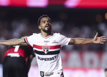 São Paulo Vira Sobre O Flamengo: Tricolor Vence Por 2 A 1 Na Estreia Do Brasileirão - Gazeta Mercantil
