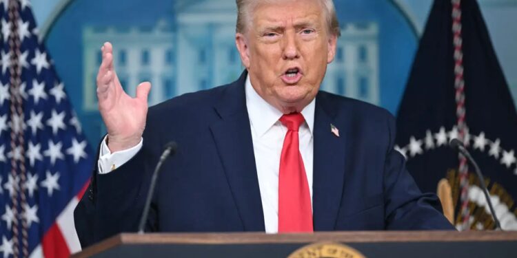 Queda do Dólar: Trump Minimiza Desvalorização e Critica Câmbio Asiático 1 GAZETA MERCANTIL Queda Do Dólar: Trump Minimiza Desvalorização E Critica Câmbio Asiático - Gazeta Mercantil