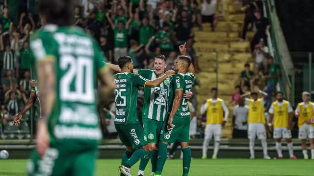 Chapecoense Faz Quatro No Santos: Verdão Vence Por 4 A 2 E Lidera O Brasileirão - Gazeta Mercantil