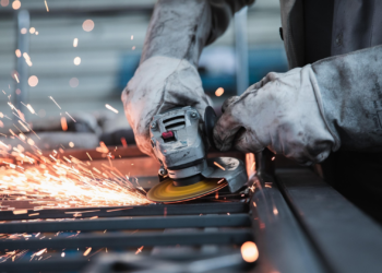 Produção Industrial No Brasil Cai 1,2% Em Dezembro