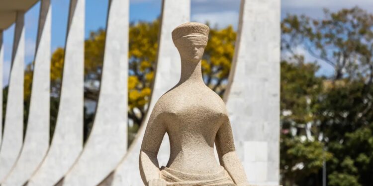 STF forma maioria e decide que caixa dois é crime eleitoral e ato de improbidade 1 GAZETA MERCANTIL Stf Forma Maioria Para Permitir Punição Dupla Por Caixa Dois Em Campanhas Eleitorais O Supremo Tribunal Federal (Stf) Formou Maioria, Nesta Sexta-Feira (6), Para Firmar O Entendimento De Que A Prática De Caixa Dois Em Campanhas Eleitorais Pode Ser Punida Simultaneamente Em Duas Frentes: Como Crime Eleitoral, Na Justiça Eleitoral, E Como Ato De Improbidade Administrativa, Na Justiça Comum. A Decisão Consolida Uma Mudança Relevante Na Jurisprudência E Amplia O Alcance Das Sanções Aplicáveis A Candidatos E Agentes Públicos Envolvidos Em Financiamento Irregular. O Julgamento Ocorre No Plenário Virtual Da Corte E Tem Encerramento Previsto Para As 23H59 Desta Sexta. Até O Momento, Nove Dos Dez Ministros Votaram A Favor Da Tese, O Que Já Garante Maioria. O Entendimento Afasta A Tese De Bis In Idem, Ao Reconhecer Que Um Mesmo Fato Pode Gerar Consequências Jurídicas Distintas Quando Analisado Sob Fundamentos Diferentes. Acompanharam O Voto Do Relator, Ministro Alexandre De Moraes, Os Ministros Cármen Lúcia, Cristiano Zanin, André Mendonça, Dias Toffoli, Edson Fachin, Luiz Fux, Flávio Dino E Gilmar Mendes. Autonomia Das Instâncias Orienta Decisão No Centro Do Julgamento Está O Princípio Da Autonomia Das Instâncias. Segundo Moraes, A Justiça Eleitoral E A Justiça Comum Protegem Bens Jurídicos Diferentes, O Que Autoriza A Aplicação De Sanções Em Paralelo. Enquanto A Justiça Eleitoral Tem Como Objetivo Assegurar A Lisura, A Legitimidade Do Processo Democrático E A Normalidade Das Eleições, A Justiça Comum Atua Para Preservar O Patrimônio Público E A Moralidade Administrativa. O Relator Ressaltou, No Entanto, Que Essa Independência Não É Absoluta. Caso A Justiça Eleitoral Reconheça A Inexistência Do Fato Ou Afaste A Autoria, Essa Decisão Deverá Repercutir Obrigatoriamente Na Esfera Cível, Impedindo A Responsabilização Por Improbidade Administrativa Com Base Nos Mesmos Elementos. Repercussão Geral Amplia Alcance Do Entendimento A Decisão Foi Tomada No Âmbito Do Tema 1260 Da Repercussão Geral, O Que Confere Efeito Vinculante Ao Entendimento Fixado Pelo Stf. Na Prática, Isso Significa Que Todos Os Tribunais Do País Deverão Aplicar A Mesma Tese Em Processos Semelhantes, Uniformizando A Interpretação E Reduzindo Divergências No Judiciário. Com Isso, Casos Envolvendo Financiamento Irregular De Campanhas Passam A Seguir Um Parâmetro Único, O Que Tende A Acelerar Julgamentos E Dar Maior Previsibilidade Às Decisões Relacionadas Ao Uso De Recursos Fora Da Contabilidade Oficial. Impacto No Combate Ao Financiamento Irregular O Caixa Dois É Historicamente Apontado Como Uma Das Principais Distorções Do Processo Eleitoral Brasileiro, Por Comprometer A Igualdade De Condições Entre Candidatos E Fragilizar A Confiança Do Eleitorado. Ao Admitir A Dupla Responsabilização, O Stf Amplia O Leque De Consequências Jurídicas Para Quem Adota Esse Tipo De Prática. Além De Eventuais Penas Criminais No Âmbito Eleitoral, Os Envolvidos Poderão Enfrentar Sanções Típicas Da Improbidade Administrativa, Como Perda De Direitos Políticos, Multas E Restrições Para Contratar Com O Poder Público, Desde Que Respeitados Os Limites Definidos Pela Corte. Sinalização Do Stf Para Eleições Futuras A Formação De Maioria No Stf É Vista Como Um Recado Claro De Endurecimento Institucional No Enfrentamento De Ilícitos Eleitorais. O Novo Entendimento Tende A Influenciar A Atuação Do Ministério Público, Da Justiça Eleitoral E Dos Órgãos De Controle, Especialmente Em Períodos Pré-Eleitorais. Com A Tese Agora Consolidada E Válida Para Todo O Judiciário, O Supremo Reforça O Papel Do Judiciário No Fortalecimento Da Transparência E Da Integridade Do Processo Democrático, Estabelecendo Um Marco Que Deve Orientar A Fiscalização E O Julgamento De Campanhas Eleitorais Nos Próximos Anos. - Gazeta Mercantil