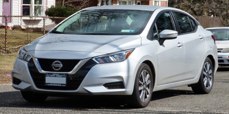 Mesmo Esquecido No Mercado, O Nissan Versa Virou Referência De Espaço Interno Ao Oferecer Conforto De Sedã Médio Por Preço De Compacto