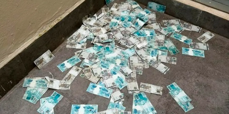 PF faz buscas e investigado joga dinheiro pela janela em operação que apura R$ 970 milhões 1 GAZETA MERCANTIL Operação Barco De Papel Entra Na 3ª Fase, Mira Recursos Da Rioprevidência E Expõe Tentativa De Ocultação De Provas Em Balneário Camboriú - Gazeta Mercantil