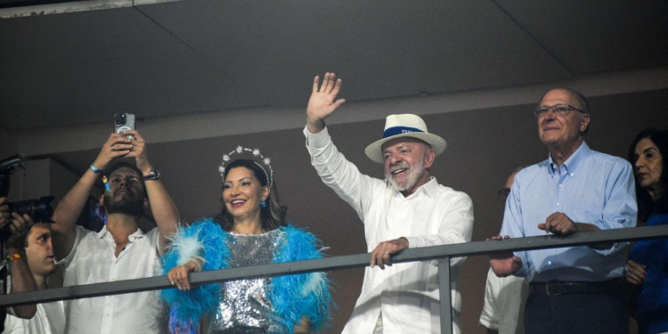 Desfile Em Homenagem A Lula Tem Maioria De Críticas Na Internet - Gazeta Mercantil