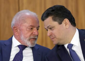 O Presidente Luiz Inácio Lula Da Silva Conversa Com O Presidente Do Senado, Davi Alcolumbre (União-Ap), Durante Cerimônia No Palácio Do Planalto