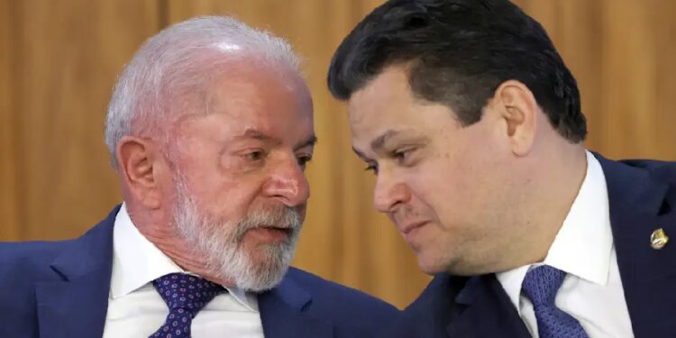 O Presidente Luiz Inácio Lula Da Silva Conversa Com O Presidente Do Senado, Davi Alcolumbre (União-Ap), Durante Cerimônia No Palácio Do Planalto