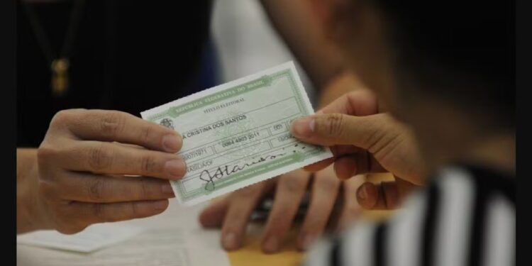 Eleições 2026 Governadores Terão Renovação Histórica E Redesenham O Mapa Político Do País As Eleições 2026 Governadores Marcarão Um Ponto De Inflexão Na Política Brasileira. Independentemente Do Resultado Das Urnas Em Outubro, O Pleito Estadual Será Caracterizado Por Uma Renovação Sem Precedentes Desde A Redemocratização. Dos 27 Governadores Atualmente No Cargo, 18 Estão Impedidos De Disputar A Reeleição, Em Razão Do Limite Constitucional De Dois Mandatos Consecutivos. O Cenário Cria Um Ambiente De Forte Reorganização Política Nos Estados, Amplia O Peso Das Articulações Partidárias E Projeta Impactos Diretos Sobre A Eleição Presidencial, A Composição Do Senado E A Governabilidade A Partir De 2027. Com Dois Terços Dos Executivos Estaduais Obrigatoriamente Sob Novo Comando, O Processo Eleitoral Ganha Contornos Estruturais, E Não Apenas Conjunturais. Nas Eleições 2026 Governadores, A Disputa Não Se Limita À Troca De Nomes. Está Em Jogo A Redefinição De Alianças Regionais, A Sucessão De Projetos Administrativos E A Redistribuição De Poder Entre Partidos Com Presença Nacional. Renovação Compulsória Imposta Pela Legislação Eleitoral O Alto Índice De Renovação Nas Eleições 2026 Governadores Decorre Diretamente Da Legislação Brasileira, Que Permite Apenas Uma Reeleição Consecutiva Para Cargos Do Executivo. Governadores Que Completam Dois Mandatos Seguidos Ficam Impedidos De Concorrer Novamente Ao Mesmo Cargo, Sendo Obrigados A Aguardar Um Intervalo De Quatro Anos Para Eventual Retorno. Com Isso, 18 Governadores Chegam Ao Fim De Seus Ciclos Administrativos Em 2026. Mesmo Em Estados Onde A Avaliação Do Governo É Positiva, Não Haverá Alternativa Senão A Escolha De Um Novo Chefe Do Executivo Estadual. Esse Mecanismo Institucional, Criado Para Evitar A Perpetuação No Poder, Terá Como Efeito Colateral Uma Das Maiores Reconfigurações Políticas Simultâneas Da História Recente Do País. Governadores Deixam Cargos E Movimentam O Tabuleiro Nacional Nas Eleições 2026 Governadores, Os Chefes De Executivo Impedidos De Disputar A Reeleição Não Saem De Cena. Ao Contrário, Passam A Exercer Papel Estratégico Como Cabos Eleitorais, Articuladores De Alianças E Potenciais Candidatos A Cargos De Maior Projeção. Quatro Governadores Já Manifestaram Publicamente A Intenção De Disputar A Presidência Da República, Ampliando O Protagonismo Dos Estados Na Corrida Ao Planalto. Outros Indicam Que Devem Concorrer Ao Senado Federal, Que Em 2026 Passará Por Uma Renovação De Dois Terços De Suas Cadeiras. Esse Movimento Transforma O Pleito Estadual Em Uma Engrenagem Central Do Processo Político Nacional, Com Reflexos Diretos Sobre A Correlação De Forças No Congresso E Sobre A Sustentação De Futuros Governos. Desincompatibilização Muda Comandos Estaduais Ainda No Primeiro Semestre Outro Fator Decisivo Nas Eleições 2026 Governadores É A Regra Da Desincompatibilização. Governadores Que Desejarem Disputar Outros Cargos Eletivos Precisam Renunciar Até Abril, Seis Meses Antes Da Eleição. A Saída Antecipada Provoca Mudanças No Comando Dos Estados Ainda No Primeiro Semestre, Com A Posse Dos Vice-Governadores. Esses Novos Ocupantes Passam A Administrar Os Estados Em Pleno Ano Eleitoral, Com Impacto Direto Sobre Políticas Públicas, Execução Orçamentária E Ambiente Político Local. Em Alguns Casos, O Vice Que Assume Pode Se Tornar Candidato Ao Cargo, Alterando Completamente O Desenho Da Disputa E Criando Situações De Continuidade Administrativa Sem O Titular Original. Rio De Janeiro Concentra Atenção Por Cenário Institucional Atípico Entre Todos Os Estados, O Rio De Janeiro Apresenta A Situação Mais Singular Nas Eleições 2026 Governadores. O Governador Cláudio Castro Está Impedido De Concorrer À Reeleição E Sinaliza Interesse Em Disputar O Senado. No Entanto, O Estado Está Sem Vice-Governador Desde 2025. Caso Castro Confirme A Renúncia Em Abril, O Rio De Janeiro Terá De Realizar Uma Eleição Indireta Na Assembleia Legislativa Para Escolher Um Governador-Tampão Até O Fim Do Mandato. Esse Governador Provisório Poderá Disputar A Eleição De Outubro, Criando Um Cenário Político Inédito E Altamente Competitivo. A Situação Fluminense Ilustra Como Regras Constitucionais E Circunstâncias Locais Podem Gerar Impactos Institucionais Relevantes Em Ano Eleitoral. Apenas Nove Governadores Podem Buscar Novo Mandato Nas Eleições 2026 Governadores, Apenas Nove Chefes De Executivo Estadual Estão Aptos A Disputar A Reeleição. São Eles Os Governadores Do Amapá, Bahia, Ceará, Mato Grosso Do Sul, Pernambuco, Piauí, Santa Catarina, São Paulo E Sergipe. Esses Governadores Entram Na Disputa Com Vantagens Estruturais, Como Visibilidade Institucional, Controle Da Agenda Administrativa E Maior Exposição Pública. Ao Mesmo Tempo, Enfrentam O Desgaste Natural Do Exercício Do Poder E O Julgamento Direto Do Eleitor Sobre Os Resultados De Seus Governos. Em Estados Estratégicos, Como São Paulo E Bahia, A Possibilidade De Reeleição Tende A Concentrar Atenção Nacional, Dado O Peso Político E Econômico Dessas Unidades Da Federação. Eleições Estaduais Se Conectam À Disputa Presidencial As Eleições 2026 Governadores Estão Profundamente Conectadas À Sucessão Presidencial. Governadores Exercem Influência Direta Sobre Palanques Regionais, Alianças Partidárias E Mobilização De Eleitores. A Eventual Candidatura Presidencial De Governadores Reforça Esse Vínculo. Estados Com Forte Liderança Política Tornam-Se Polos De Irradiação Eleitoral, Capazes De Influenciar O Debate Nacional E O Desempenho De Candidaturas Majoritárias. Mesmo Governadores Que Optam Por Apoiar Terceiros Desempenham Papel Central Na Definição Das Estratégias Eleitorais De Seus Partidos. Senado Ganha Protagonismo Com Entrada De Ex-Governadores Outro Eixo Central Das Eleições 2026 Governadores É A Disputa Pelo Senado. Ao Menos Seis Governadores Indicam Que Devem Concorrer A Uma Vaga Na Casa, Aproveitando Capital Político Acumulado Ao Longo De Dois Mandatos. Como 54 Das 81 Cadeiras Estarão Em Disputa, A Eleição De Ex-Governadores Tende A Alterar Significativamente O Perfil Do Senado, Fortalecendo Bancadas Com Experiência Administrativa E Ampliando O Peso Político Da Instituição No Equilíbrio Entre Os Poderes. Essa Movimentação Reforça A Percepção De Que O Ciclo Eleitoral De 2026 Terá Efeitos De Longo Prazo Sobre O Funcionamento Do Estado Brasileiro. Transferência De Votos Será Fator Decisivo Nas Disputas Com A Impossibilidade De Reeleição Em Grande Parte Dos Estados, A Transferência De Votos Se Torna Elemento-Chave Nas Eleições 2026 Governadores. Governadores Com Alta Aprovação Tendem A Influenciar Diretamente O Desempenho De Seus Candidatos À Sucessão. Em Estados Onde A Gestão É Bem Avaliada, A Indicação Do Sucessor Funciona Como Um Selo De Continuidade E Estabilidade. Já Em Administrações Mal Avaliadas, O Eleitor Tende A Rejeitar Nomes Associados Ao Governo, Abrindo Espaço Para A Oposição. Esse Mecanismo Reforça A Importância Da Popularidade Dos Governadores Que Deixam O Cargo E Explica A Intensidade Das Disputas Internas Nos Partidos. Eleições 2026 Governadores Redefinem A Relação Entre Estados E União As Eleições 2026 Governadores Terão Impacto Direto Sobre A Relação Federativa. Governadores São Atores Centrais Na Execução De Políticas Públicas, Especialmente Em Áreas Como Segurança, Saúde, Educação E Infraestrutura. A Renovação Em Massa Pode Alterar Prioridades Regionais, Redefinir Negociações Com O Governo Federal E Influenciar A Coordenação De Políticas Nacionais. Estados Com Novos Governos Tendem A Revisar Contratos, Programas E Estratégias De Desenvolvimento. O Pleito De 2026, Portanto, Não Será Apenas Um Evento Eleitoral, Mas Um Processo De Reconfiguração Institucional Com Efeitos Sobre A Governabilidade E O Rumo Do País Nos Próximos Anos. -Gazeta Mercantil