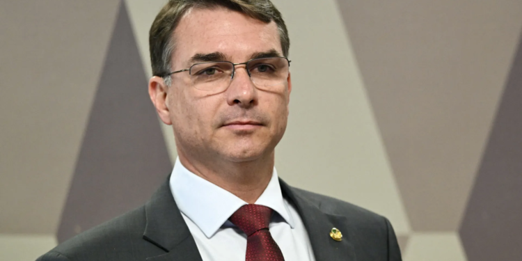 Bolsonarismo feminino: Flávio Bolsonaro aposta em vice e Economia para reduzir rejeição feminina 1 GAZETA MERCANTIL Flávio Bolsonaro - Gazeta Mercantil