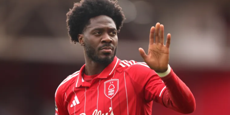 Nottingham Forest X Wolves: Onde Assistir, Escalações E Análise Da 26ª Rodada Da Premier League Confronto No City Ground Pode Redefinir A Luta Contra O Rebaixamento Na Temporada 2025/26 O Duelo Nottingham Forest X Wolves Movimenta A 26ª Rodada Da Premier League 2025/26 Nesta Quarta-Feira (11), Às 16H30 (Horário De Brasília), No City Ground, Em Nottingham (Ing). O Confronto Coloca Frente A Frente Duas Equipes Pressionadas Por Objetivos Distintos, Mas Igualmente Urgentes Dentro Da Competição. O Nottingham Forest X Wolves Ganha Contornos Estratégicos Na Reta Intermediária Da Temporada. O Forest Tenta Consolidar Sua Reação Diante Da Torcida E Manter Viva A Esperança De Permanência Com Maior Tranquilidade. Já O Wolverhampton Vive Cenário Delicado E Precisa Pontuar Para Evitar Complicações Ainda Maiores Na Tabela. Com Transmissão Confirmada Pela Espn3 (Tv Por Assinatura) E Pelo Disney+ (Streaming), O Jogo Nottingham Forest X Wolves Desperta Interesse Não Apenas Pelo Impacto Esportivo, Mas Também Pelas Movimentações Recentes Nos Elencos E Pelas Projeções De Desempenho. Onde Assistir Nottingham Forest X Wolves Ao Vivo O Torcedor Que Busca Acompanhar Nottingham Forest X Wolves Poderá Assistir À Partida Pela Espn3, Além Da Plataforma Disney+. A Cobertura Amplia O Alcance Do Confronto No Brasil, Reforçando A Força Global Da Premier League. Saber Onde Assistir Nottingham Forest X Wolves Tornou-Se Essencial Para Os Fãs Do Futebol Inglês, Especialmente Em Uma Rodada Que Pode Alterar O Panorama Da Parte Inferior Da Classificação. A Transmissão De Nottingham Forest X Wolves Também Contará Com Análises Pré-Jogo, Confirmação De Escalações E Repercussão Pós-Partida. Contexto Da Tabela E Momento Das Equipes O Nottingham Forest X Wolves Ocorre Em Um Cenário De Pressão Para Ambos Os Lados. O Wolves Aparece Como Uma Das Equipes Com Menor Poder Ofensivo Da Liga, Somando Apenas 16 Gols Em 25 Jogos, Média De 0,64 Por Partida. A Dificuldade Em Converter Oportunidades Tem Sido Determinante Na Campanha Irregular. Do Outro Lado, O Forest Tenta Aproveitar O Fator Casa Em Nottingham Forest X Wolves Para Somar Pontos Cruciais. A Equipe Venceu Três Dos Últimos Dez Compromissos No City Ground, Incluindo Resultados Expressivos Contra Adversários De Maior Investimento. O Equilíbrio Histórico Do Confronto Adiciona Imprevisibilidade Ao Nottingham Forest X Wolves, Embora O Momento Técnico Favoreça Ligeiramente O Time Mandante. Palpites E Cenário De Jogo A Análise Técnica Indica Favoritismo Do Mandante Em Nottingham Forest X Wolves, Especialmente Pelo Desempenho Recente Diante De Sua Torcida. O Prognóstico Mais Recorrente Aponta Para Vitória Do Nottingham Forest, Em Um Jogo De Placar Controlado. A Tendência De Menos De 2,5 Gols Aparece Como Possibilidade Relevante Em Nottingham Forest X Wolves, Considerando A Baixa Produção Ofensiva Do Wolverhampton E O Perfil Estratégico Adotado Pelo Forest Quando Atua Em Casa. Outro Ponto De Atenção Em Nottingham Forest X Wolves É O Possível Protagonismo De Lorenzo Lucca. O Atacante Italiano Marcou Em Sua Estreia Recente E Pode Ganhar Espaço Como Titular, Especialmente Diante Da Ausência De Chris Wood. Nottingham Forest: Provável Escalação E Novidades Para O Confronto Nottingham Forest X Wolves, O Técnico Sean Dyche Pode Contar Com O Retorno Do Zagueiro Murillo, Recuperado De Lesão Na Panturrilha. Neco Williams Também Volta Após Cumprir Suspensão. Matz Sels Será Reavaliado Por Problema No Quadril, Enquanto John Victor, Chris Wood E Nicolo Savona Seguem Fora. No Setor Ofensivo, Lorenzo Lucca Desponta Como Opção De Impacto Em Nottingham Forest X Wolves, Especialmente Após Balançar As Redes Na Rodada Anterior. A Provável Formação Para Nottingham Forest X Wolves Inclui Ortega; Aina, Murillo, Milenkovic, Williams; Anderson, Sangaré; Ndoye, Gibbs-White, Dominguez; Lucca. O Desempenho Recente Do Forest Mostra Alternância Entre Bons Resultados E Derrotas Pontuais, Cenário Que Torna Nottingham Forest X Wolves Decisivo Para Consolidar Estabilidade. Wolves: Desfalques E Estratégia O Wolverhampton Chega A Nottingham Forest X Wolves Com Baixas Importantes. Hwang Hee-Chan Sofreu Lesão Muscular Na Coxa E Está Fora. Toti Gomes Segue Em Recuperação, Enquanto André Ainda Depende De Avaliação Física. A Provável Escalação Do Wolves Para Nottingham Forest X Wolves Inclui Sá; Doherty, Mosquera, S Bueno, H Bueno; J Gomes, André; A Gomes, Armstrong, Mané; Arokodare. A Equipe Comandada Por Rob Edwards Aposta Em Organização Defensiva E Contra-Ataques Para Surpreender Em Nottingham Forest X Wolves. No Entanto, A Fragilidade Ofensiva Tem Sido Obstáculo Recorrente. Análise Tática Do Confronto O Duelo Nottingham Forest X Wolves Apresenta Tendência De Jogo Travado, Com Forte Disputa No Meio-Campo. O Forest Deve Assumir Maior Posse De Bola, Enquanto O Wolves Buscará Compactação E Transições Rápidas. A Eficiência Nas Finalizações Pode Ser Determinante Em Nottingham Forest X Wolves, Especialmente Considerando A Baixa Média De Gols Dos Visitantes. A Possível Titularidade De Lorenzo Lucca Adiciona Elemento Novo Ao Ataque Do Forest Em Nottingham Forest X Wolves, Ampliando Presença Física Na Área Adversária. Retrospecto Recente E Impacto Emocional Nos Últimos Confrontos Diretos, O Equilíbrio Marcou O Histórico De Nottingham Forest X Wolves, Com Vitórias Por Margem Mínima E Partidas Decididas Em Detalhes. O Aspecto Emocional Também Pesa Em Nottingham Forest X Wolves. Para O Forest, O Apoio No City Ground É Trunfo Estratégico. Para O Wolves, Cada Ponto Conquistado Representa Fôlego Adicional Na Luta Contra O Rebaixamento. A Pressão Psicológica Pode Influenciar Decisões Dentro De Nottingham Forest X Wolves, Especialmente Em Momentos De Maior Tensão Na Partida. Arbitragem E Detalhes Técnicos O Jogo Nottingham Forest X Wolves Será Realizado No City Ground, Estádio Tradicional Do Futebol Inglês. A Expectativa É De Casa Cheia E Atmosfera Intensa. A Organização Da Premier League Garante Estrutura Técnica E Operacional Para Nottingham Forest X Wolves, Com Arbitragem Designada E Suporte Completo De Tecnologia. Duelo Direto Por Sobrevivência Eleva Tensão No City Ground Mais Do Que Um Compromisso De Calendário, Nottingham Forest X Wolves Representa Confronto Direto Por Sobrevivência E Afirmação Na Premier League 2025/26. O Resultado Poderá Redefinir Perspectivas Para As Rodadas Seguintes E Impactar Diretamente O Planejamento Das Equipes. A Combinação De Favoritismo Moderado Do Mandante, Fragilidade Ofensiva Visitante E Necessidade Urgente De Pontuar Transforma Nottingham Forest X Wolves Em Partida Estratégica Para A Sequência Da Temporada. O Desfecho De Nottingham Forest X Wolves Tende A Reverberar Não Apenas Na Tabela, Mas Também No Ambiente Interno Dos Clubes, Ampliando A Importância Do Duelo Desta Quarta-Feira. - Gazeta Mercantil