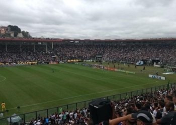 Foto Do Estádio São Januário, No Rio De Janeiro, Com As Arquibancadas Lotadas E Mostrando Uma Das Metades Do Campo, Em Que Constam Um Goleiro E Um Jogador De Linha Prestes A Atravessar O Meio De Campo - Gazeta Mercantil