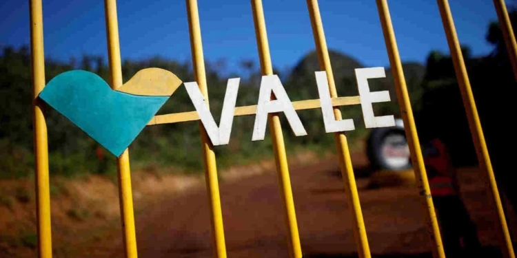 Balanços Corporativos 4T25: Vale, Irb(Re), Raízen, Xp E Usiminas Movimentam O Mercado Nesta Sexta-Feira Os Balanços Corporativos 4T25 Dominaram A Agenda Do Mercado Nesta Sexta-Feira (13), Com Resultados Relevantes De Companhias De Peso Na B3, Entre Elas Vale (Vale3), Irb(Re) (Irbr3), Raízen (Raiz4), Usiminas (Usim3; Usim5), Telefônica Brasil (Vivt3), Xp (Xpbr31) E Jalles (Jall3). O Conjunto Dos Balanços Corporativos 4T25 Revela Um Cenário Heterogêneo Entre Setores Como Mineração, Seguros, Energia, Siderurgia, Telecomunicações E Serviços Financeiros. Enquanto Algumas Empresas Apresentaram Recuperação Operacional E Retomada De Distribuição De Proventos, Outras Reportaram Prejuízos Bilionários E Ajustes Relevantes Em Ativos. O Ambiente Macroeconômico Segue Pressionado Por Juros Elevados No Brasil, Desaceleração Global E Volatilidade Nos Preços De Commodities, Fatores Que Influenciam Diretamente Os Balanços Corporativos 4T25 E A Percepção De Risco Por Parte Dos Investidores. Vale (Vale3) Registra Prejuízo Bilionário No Quarto Trimestre A Vale (Vale3) Reportou Prejuízo Líquido Atribuído Aos Acionistas De Us$ 3,8 Bilhões No Quarto Trimestre De 2025. O Resultado Representa Deterioração Frente Ao Prejuízo De Us$ 694 Milhões No Mesmo Período De 2024 E Reverte O Lucro De Us$ 2,7 Bilhões Registrado No Terceiro Trimestre. O Desempenho Nos Balanços Corporativos 4T25 Da Mineradora Foi Impactado Por Despesas Relacionadas A Brumadinho, Ajustes Em Contratos De Streaming E Efeitos Fiscais. Apesar Do Prejuízo Contábil, A Companhia Apresentou Crescimento Na Receita Líquida, Que Somou Us$ 11,1 Bilhões, Avanço Anual De 9%. O Ebitda Proforma Atingiu Us$ 4,8 Bilhões, Alta De 17% Na Comparação Anual, Refletindo Maior Contribuição Da Divisão De Metais Básicos E Preços Mais Elevados Do Cobre No Mercado Internacional. A Administração Reforçou Que Superou Os Guidances Operacionais E Manteve Disciplina Na Alocação De Capital, Ponto Central Observado Nos Balanços Corporativos 4T25 Por Investidores Institucionais. Irb(Re) (Irbr3) Volta Ao Lucro E Anuncia Possível Retomada De Dividendos Entre Os Destaques Positivos Dos Balanços Corporativos 4T25, O Irb(Re) (Irbr3) Reportou Lucro Líquido De R$ 143 Milhões No Período, Alta De 27% Na Comparação Anual. O Resultado Ficou Próximo Das Projeções Do Mercado E Marca Um Movimento Relevante Na Reestruturação Financeira Da Companhia. A Empresa Informou Que Encerrou 2025 Com Reservas De Lucros E Pretende Deliberar Sobre Distribuição De Dividendos No Fim De Março. O Resultado Financeiro E Patrimonial Alcançou R$ 164 Milhões, Avanço De 51%, Enquanto O Resultado De Subscrição Atingiu R$ 293 Milhões, Crescimento De 65% Na Base Anual. A Retomada De Rentabilidade Posiciona O Irb(Re) Como Um Dos Nomes Mais Observados Dentro Dos Balanços Corporativos 4T25, Especialmente Após Anos De Reestruturação E Ajustes Contábeis. Raízen (Raiz4) Amplia Prejuízo E Registra Impacto Bilionário Na Contramão, A Raízen (Raiz4) Reportou Prejuízo Líquido De R$ 15,65 Bilhões No Terceiro Trimestre Da Safra 2025/2026 (3T26), Contra Perda De R$ 2,57 Bilhões No Mesmo Período Do Ciclo Anterior. Segundo A Companhia, O Resultado Refletiu Impacto Pontual, Sem Efeito Caixa, No Montante De R$ 11,1 Bilhões, Relacionado À Constituição De Provisão Para Não Realização De Determinados Ativos. Desconsiderando Efeitos Não Recorrentes, O Prejuízo Teria Sido De R$ 4,5 Bilhões. Ainda Assim, O Desempenho Foi Acompanhado De Ebitda Negativo De R$ 4,4 Bilhões, Frente A Resultado Positivo De R$ 2,55 Bilhões No Mesmo Intervalo Anterior. O Segmento De Energia E Biocombustíveis Enfrenta Cenário Desafiador, Influenciado Pelo Diferencial De Preços Entre Etanol E Açúcar E Pela Dinâmica Do Mercado Internacional, Fatores Que Pesaram Nos Balanços Corporativos 4T25. Usiminas (Usim5) Reverte Prejuízo No Quarto Trimestre A Usiminas (Usim3; Usim5) Registrou Lucro Líquido De R$ 129 Milhões No Quarto Trimestre De 2025, Revertendo Prejuízo De R$ 117 Milhões No Mesmo Período De 2024. Apesar Da Recuperação Trimestral, A Companhia Encerrou O Ano Com Prejuízo Acumulado De R$ 2,91 Bilhões. O Ebitda Ajustado Foi De R$ 417 Milhões No 4T25, Queda De 19% Na Comparação Anual, Enquanto A Receita Líquida Atingiu R$ 6,17 Bilhões, Retração De 5%. No Contexto Dos Balanços Corporativos 4T25, A Siderurgia Segue Impactada Por Pressão De Custos, Concorrência Internacional E Demanda Industrial Mais Fraca. Telefônica Brasil (Vivt3) Aprova R$ 325 Milhões Em Jscp A Telefônica Brasil (Vivt3) Aprovou A Distribuição De R$ 325 Milhões Em Juros Sobre Capital Próprio (Jscp). O Valor Bruto Por Ação Será De R$ 0,10, Com Retenção De Imposto Na Fonte De 17,5%, Resultando Em Valor Líquido Aproximado De R$ 0,08 Por Papel. Terão Direito Ao Provento Acionistas Com Posição Até O Dia 23 De Fevereiro De 2026. A Partir De 24 De Fevereiro, Os Papéis Passam A Ser Negociados Na Condição Ex-Juros. A Manutenção De Distribuição De Proventos Reforça O Perfil Defensivo Da Companhia Dentro Dos Balanços Corporativos 4T25. Xp (Xpbr31) Cresce 10% No Lucro Trimestral A Xp (Xpbr31) Reportou Lucro Líquido Ajustado De R$ 1,33 Bilhão No Quarto Trimestre, Crescimento De 10% Em 12 Meses. A Receita Bruta Atingiu R$ 5,239 Bilhões, Avanço Anual De 12%. O Ebt Ajustado Somou R$ 1,55 Bilhão, Com Margem De 31,3%. O Retorno Sobre Patrimônio Líquido Ajustado Ficou Em 22,8%. A Diversificação De Receitas No Varejo E Aceleração Do Banco De Atacado Sustentaram O Desempenho, Consolidando A Xp Como Um Dos Destaques Positivos Entre Os Balanços Corporativos 4T25. Jalles (Jall3) Reverte Prejuízo Na Safra 3T26 A Jalles (Jall3) Registrou Lucro Líquido De R$ 55,4 Milhões No 3T26, Revertendo Prejuízo De R$ 73,5 Milhões No Ciclo Anterior. A Receita Líquida Recuou 30,4%, Enquanto O Ebitda Ajustado Caiu 10,3%. A Relação Dívida Líquida Ebitda Ficou Em 1,2 Vez Nos Nove Meses Da Safra. A Companhia Destacou Ampliação Do Diferencial De Preços Entre Etanol E Açúcar, Que Levou Usinas A Ajustarem O Mix Produtivo. O Desempenho Reforça O Caráter Cíclico Do Setor Sucroenergético Dentro Dos Balanços Corporativos 4T25. O Que Os Balanços Corporativos 4T25 Sinalizam Para O Mercado? O Conjunto Dos Balanços Corporativos 4T25 Mostra Um Mercado Marcado Por Assimetrias. Empresas Exportadoras Seguem Expostas À Volatilidade De Preços Globais, Enquanto Companhias Financeiras E De Serviços Apresentam Maior Previsibilidade De Resultados. Com Juros Ainda Elevados E Incertezas Externas, Investidores Devem Continuar Priorizando Empresas Com Geração De Caixa Consistente, Estrutura De Capital Equilibrada E Previsibilidade Operacional. Os Balanços Corporativos 4T25 Reforçam Que 2026 Começa Com Seletividade Elevada Na Bolsa Brasileira, Exigindo Análise Detalhada De Fundamentos E Atenção Redobrada Aos Riscos Macroeconômicos. - Gazeta Mercantil