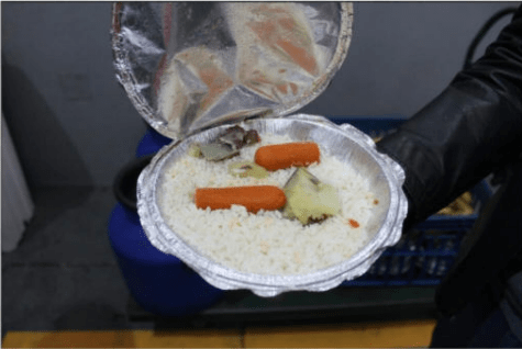 Marmita Servida No Cdp Ii, Em Guarulhos, Em Junho De 2025: Arroz, Feijão, Uma Salsicha Partida Ao Meio E Um Pouco De Batata Doce