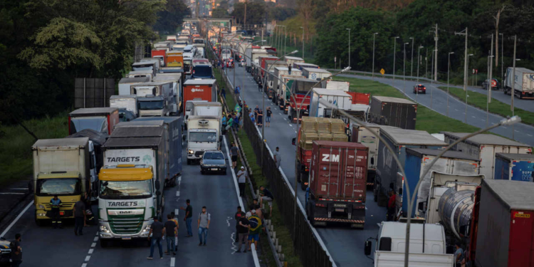 Greve Dos Caminhoneiros Ameaça Economia: Taxas Dis Disparam E Governo Corre Contra O Tempo - Gazeta Mercantil