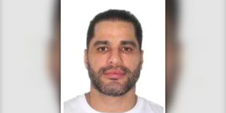 Sicário Tenta Suicídio Na Polícia Federal Durante Operação Compliance Zero Luiz Phillipi Machado De Moraes Mourão, Conhecido Como “Sicário”, Tentou Tirar A Própria Vida Na Tarde Desta Quarta-Feira (4/3) Na Superintendência Regional Da Polícia Federal Em Minas Gerais (Mg). O Incidente Ocorreu No Contexto Da Operação Compliance Zero, Que Investiga Um Esquema Bilionário De Fraudes Envolvendo O Ex-Banqueiro Daniel Vorcaro E Outros Integrantes Do Banco Master. A Polícia Federal Informou Que O Preso Recebeu Atendimento Imediato Dos Agentes Presentes E Passou Por Procedimentos De Reanimação Antes Da Chegada Do Samu. Posteriormente, Foi Encaminhado A Um Hospital, Onde Permanece Sob Avaliação Detalhada De Seu Estado De Saúde. O Episódio Foi Comunicado Diretamente Ao Gabinete Do Ministro Do Supremo Tribunal Federal (Stf), André Mendonça, Responsável Por Autorizar A Terceira Fase Da Operação Compliance Zero E Acompanhar Pessoalmente A Execução Das Medidas De Prisão E Bloqueio De Bens. Papel De Luiz Phillipi Na Organização Investigada Segundo A Decisão Judicial, Luiz Phillipi Teria Sido Contratado Por Vorcaro Para Executar Tarefas De Alto Risco E Sigilo, Incluindo Monitoramento De Autoridades, Jornalistas E Adversários Do Grupo Investigado. De Acordo Com O Ministro André Mendonça, Ele Desempenhava Papel Central Na Coordenação Operacional Da Organização Informal “A Turma”, Responsável Por Coletar Informações Estratégicas E Monitorar Alvos Considerados Sensíveis Aos Interesses Do Banco Master. Interceptações Obtidas Pela Polícia Federal Revelam Ordens Explícitas De Vorcaro Para Ataques A Jornalistas, Incluindo Instruções Direcionadas A Sicário Para Agredir O Jornalista Lauro Jardim, Do Jornal O Globo. A Comunicação Evidencia O Envolvimento Direto De Luiz Phillipi Na Execução De Ações Estratégicas Do Grupo. Terceira Fase Da Operação Compliance Zero: Prisões E Bloqueios A Ação Desta Quarta-Feira Marca A Terceira Fase Da Operação Compliance Zero. Até O Momento, Resultou Na Prisão De Daniel Vorcaro E No Autoentrega De Fabiano Zettel, Cunhado Do Ex-Banqueiro. Foram Expedidos Dois Mandados De Prisão Preventiva E 15 Ordens De Busca E Apreensão Em São Paulo E Minas Gerais. O Banco Central Do Brasil Apoiou A Operação, E As Medidas Cautelares Incluíram Afastamento De Cargos Públicos, Sequestro E Bloqueio De Bens Do Grupo Investigado, Totalizando Aproximadamente R$ 22 Bilhões. A Meta É Interromper A Movimentação Irregular De Ativos E Preservar Valores Potencialmente Ligados A Práticas Ilícitas. Atendimento Emergencial E Segurança Do Preso Imediatamente Após A Tentativa De Suicídio, Sicário Recebeu Atendimento No Local E Foi Encaminhado Ao Hospital, Onde Passou Por Avaliação Médica Completa. A Polícia Federal Reforçou Que Todos Os Protocolos De Segurança Foram Cumpridos, Garantindo A Integridade Física E Psicológica Do Preso. O Incidente Levanta Questões Sobre A Supervisão E Protocolos Adotados Em Presídios E Unidades De Custódia Em Casos De Alta Complexidade, Especialmente Quando Envolvem Crimes Financeiros E Organizações Criminosas De Grande Repercussão. Investigação Detalhada Sobre O Banco Master A Operação Compliance Zero Apura Um Esquema De Fraudes Bilionárias Envolvendo Venda De Títulos De Crédito Falsos E Outras Irregularidades Financeiras Ligadas Ao Banco Master. Segundo As Investigações, Luiz Phillipi E Outros Contratados Do Grupo Atuavam Como Executores De Atividades Estratégicas, Recebendo Ordens Diretas De Vorcaro Para Ações Que Impactavam Adversários E Monitoravam Fiscalizações Em Andamento. Essa Fase Da Operação Reforça A Atuação Das Autoridades Na Desarticulação De Organizações Que Utilizam Estruturas Corporativas E Financeiras Sofisticadas Para Cometer Fraudes De Grande Magnitude. As Medidas Adotadas Buscam Interromper O Fluxo De Recursos Ilícitos E Proteger O Sistema Financeiro Nacional. Repercussão E Acompanhamento Judicial A Tentativa De Suicídio De Sicário Na Polícia Federal Evidencia A Importância Do Acompanhamento Psicológico E Médico De Presos Envolvidos Em Crimes Complexos. O Stf, Sob Supervisão Do Ministro André Mendonça, Acompanha Pessoalmente Os Procedimentos De Segurança, Garantindo Cumprimento Do Devido Processo Legal E Preservação Da Integridade Física E Psicológica Dos Detidos. O Episódio Ressalta A Necessidade De Protocolos Preventivos Rigorosos Em Operações De Alta Repercussão Pública, Equilibrando Segurança, Integridade Dos Presos E Preservação De Provas Essenciais Às Investigações. Impacto Da Operação Compliance Zero No Sistema Financeiro A Terceira Fase Da Operação Compliance Zero Reforça O Combate A Fraudes Financeiras No Brasil E Estabelece Precedentes Para A Atuação De Órgãos De Fiscalização, Como Polícia Federal E Banco Central, Em Casos De Grande Impacto Econômico. O Acompanhamento Dos Presos, Incluindo Sicário, É Crucial Para Assegurar Que As Investigações Avancem Sem Riscos De Interferência Ou Comprometimento De Provas. O Esquema Investigado Demonstra Como Organizações Criminosas Podem Infiltrar Colaboradores Em Empresas E Instituições, Utilizando Estratégias Sofisticadas Para Burlar A Fiscalização E Comprometer A Segurança Do Sistema Bancário Nacional. A Operação Reforça O Compromisso Das Autoridades Brasileiras Em Proteger O Sistema Financeiro, Interromper Movimentações Ilícitas E Desarticular Estruturas Complexas De Crimes Econômicos, Fortalecendo A Confiança Do Mercado E Prevenindo Danos A Investidores E À Economia. - Gazeta Mercantil