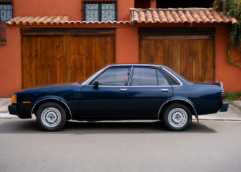 Carro Estacionado Em Frente À Fachada De Uma Casa - Gazeta Mercantil