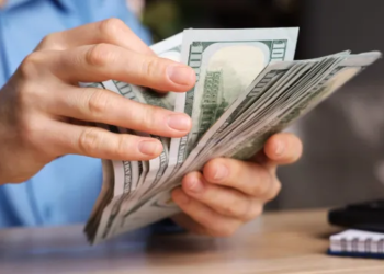 Dólar Hoje Fecha Abaixo De R$ 5 Com Alta Do Petróleo E Expectativa Por Decisões De Juros-Gazeta Mercantil