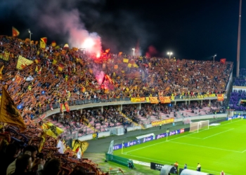 Crystal Palace X West Ham: Onde Assistir, Horário E Análise Do Duelo Pela Premier League O Confronto Entre Crystal Palace X West Ham É Um Dos Destaques Da 33ª Rodada Da Premier League E Promete Movimentar O Cenário Do Futebol Inglês Nesta Terça-Feira. Marcado Para Às 16H00, O Jogo Reúne Duas Equipes Tradicionais Que Vivem Momentos Distintos, Mas Que Ainda Têm Objetivos Relevantes Na Reta Final Da Temporada. A Partida Crystal Palace X West Ham Ganha Relevância Não Apenas Pelo Contexto Esportivo, Mas Também Pelo Peso Econômico E Midiático Da Liga Inglesa, Considerada A Mais Valiosa E Globalizada Do Futebol Mundial. Com Transmissão Confirmada E Ampla Audiência Internacional, O Duelo Se Posiciona Como Um Dos Eventos Centrais Do Dia No Calendário Esportivo. Crystal Palace X West Ham: Contexto Da Premier League E Impacto Na Tabela O Embate Entre Crystal Palace X West Ham Acontece Em Uma Fase Decisiva Da Premier League, Onde Cada Ponto Conquistado Pode Redefinir Completamente A Classificação. O Crystal Palace Busca Estabilidade E Segurança Na Tabela, Enquanto O West Ham Mantém Ambições Relacionadas À Classificação Para Competições Europeias. Dentro Desse Cenário, Crystal Palace X West Ham Assume Caráter Estratégico. Para O Crystal Palace, O Confronto Representa A Oportunidade De Consolidar Sua Permanência Com Tranquilidade. Já O West Ham Encara O Jogo Como Essencial Para Manter Competitividade Diante De Adversários Diretos. A Análise De Crystal Palace X West Ham Revela Um Confronto De Interesses Distintos, Mas Igualmente Pressionados Por Desempenho. Onde Assistir Crystal Palace X West Ham Ao Vivo Os Torcedores Poderão Acompanhar Crystal Palace X West Ham Por Meio De Plataformas Consolidadas No Mercado Esportivo: Espn Disney+ A Transmissão De Crystal Palace X West Ham Reforça O Protagonismo Dessas Plataformas Na Distribuição De Conteúdo Esportivo Global, Especialmente No Futebol Europeu. Análise Tática De Crystal Palace X West Ham O Duelo Crystal Palace X West Ham Apresenta Um Contraste Interessante De Estilos De Jogo. O Crystal Palace Costuma Adotar Uma Abordagem Mais Reativa, Priorizando Organização Defensiva E Transições Rápidas. Já O West Ham Tende A Apresentar Maior Controle De Jogo, Com Posse De Bola E Construção Ofensiva Estruturada. Entre Os Principais Aspectos Táticos De Crystal Palace X West Ham, Destacam-Se: Linha Defensiva Compacta Do Crystal Palace, Essencial Para Conter O Ataque Adversário Meio-Campo Dinâmico Do West Ham, Responsável Pela Criação De Jogadas Exploração Das Laterais, Fator Recorrente Em Ambos Os Sistemas Eficiência Nas Bolas Paradas, Que Pode Ser Decisiva O Equilíbrio Técnico De Crystal Palace X West Ham Sugere Um Confronto Disputado, Com Possibilidade De Definição Em Detalhes. Crystal Palace X West Ham E A Força Global Da Premier League A Partida Crystal Palace X West Ham Se Insere No Contexto De Uma Liga Que Domina O Mercado Esportivo Global. A Premier League É Reconhecida Por Sua Competitividade, Alto Nível Técnico E Forte Presença Comercial. Jogos Como Crystal Palace X West Ham Contribuem Para A Manutenção Desse Status, Gerando Receitas Expressivas Com Direitos De Transmissão E Ampliando O Engajamento De Torcedores Ao Redor Do Mundo. A Visibilidade Internacional De Crystal Palace X West Ham Reforça O Papel Da Liga Inglesa Como Referência Em Gestão E Espetáculo Esportivo. Momento Das Equipes Antes De Crystal Palace X West Ham O Desempenho Recente De Crystal Palace X West Ham Indica Trajetórias Distintas. O Crystal Palace Busca Consistência Após Oscilações Ao Longo Da Temporada, Enquanto O West Ham Tenta Manter Regularidade Para Sustentar Sua Posição Competitiva. No Contexto De Crystal Palace X West Ham, Fatores Como Desgaste Físico, Elenco Disponível E Estratégia De Jogo Ganham Importância Adicional. A Capacidade De Adaptação Durante A Partida Pode Ser Determinante Para O Resultado Final. Impactos Econômicos De Crystal Palace X West Ham Além Do Campo, Crystal Palace X West Ham Representa Um Ativo Econômico Relevante. A Premier League Opera Como Uma Indústria Altamente Lucrativa, E Cada Partida Contribui Para A Geração De Valor. O Confronto Crystal Palace X West Ham Impacta Diretamente: Receitas Com Transmissão Valorização De Atletas Exposição De Marcas Engajamento Digital Esse Conjunto De Fatores Reforça A Importância Do Jogo Dentro Do Ecossistema Esportivo Global. Expectativas Para Crystal Palace X West Ham As Projeções Para Crystal Palace X West Ham Apontam Para Um Duelo Equilibrado, Com Leve Vantagem Técnica Para O West Ham, Mas Com Forte Resistência Do Crystal Palace, Especialmente Atuando Em Casa. Especialistas Destacam Que Crystal Palace X West Ham Pode Ser Definido Por: Aproveitamento De Oportunidades Solidez Defensiva Controle Emocional Eficiência Tática A Tendência É De Um Jogo Intenso, Com Alto Nível De Competitividade. Transformação Digital Amplia Alcance De Crystal Palace X West Ham A Presença De Crystal Palace X West Ham Em Plataformas Como Disney+ Evidencia A Transformação No Consumo De Conteúdo Esportivo. O Modelo Digital Permite Maior Acessibilidade E Amplia O Alcance Global Das Partidas. Nesse Contexto, Crystal Palace X West Ham Deixa De Ser Apenas Um Evento Esportivo E Passa A Integrar Uma Estratégia De Distribuição Global De Conteúdo. Confronto Pode Alterar Projeções Da Reta Final Inglesa O Jogo Crystal Palace X West Ham Surge Como Um Ponto De Inflexão Na 33ª Rodada Da Premier League. O Resultado Pode Influenciar Diretamente As Projeções Das Equipes Para O Restante Da Temporada, Seja Na Busca Por Estabilidade Ou Por Ambições Maiores. A Partida Desta Terça-Feira Reforça A Natureza Imprevisível Da Liga Inglesa E Destaca A Importância De Desempenho Consistente Em Momentos Decisivos. Em Crystal Palace X West Ham, Mais Do Que Os Três Pontos, Está Em Jogo A Capacidade Das Equipes De Responder À Pressão De Uma Das Competições Mais Exigentes Do Futebol Mundial.-Gazeta Mercantil