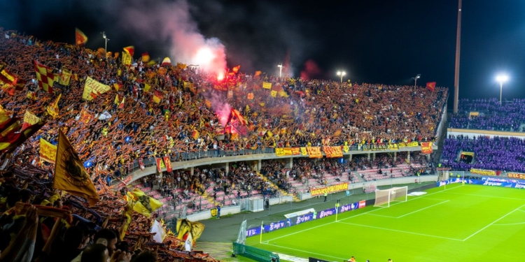 Crystal Palace X West Ham: Onde Assistir, Horário E Análise Do Duelo Pela Premier League O Confronto Entre Crystal Palace X West Ham É Um Dos Destaques Da 33ª Rodada Da Premier League E Promete Movimentar O Cenário Do Futebol Inglês Nesta Terça-Feira. Marcado Para Às 16H00, O Jogo Reúne Duas Equipes Tradicionais Que Vivem Momentos Distintos, Mas Que Ainda Têm Objetivos Relevantes Na Reta Final Da Temporada. A Partida Crystal Palace X West Ham Ganha Relevância Não Apenas Pelo Contexto Esportivo, Mas Também Pelo Peso Econômico E Midiático Da Liga Inglesa, Considerada A Mais Valiosa E Globalizada Do Futebol Mundial. Com Transmissão Confirmada E Ampla Audiência Internacional, O Duelo Se Posiciona Como Um Dos Eventos Centrais Do Dia No Calendário Esportivo. Crystal Palace X West Ham: Contexto Da Premier League E Impacto Na Tabela O Embate Entre Crystal Palace X West Ham Acontece Em Uma Fase Decisiva Da Premier League, Onde Cada Ponto Conquistado Pode Redefinir Completamente A Classificação. O Crystal Palace Busca Estabilidade E Segurança Na Tabela, Enquanto O West Ham Mantém Ambições Relacionadas À Classificação Para Competições Europeias. Dentro Desse Cenário, Crystal Palace X West Ham Assume Caráter Estratégico. Para O Crystal Palace, O Confronto Representa A Oportunidade De Consolidar Sua Permanência Com Tranquilidade. Já O West Ham Encara O Jogo Como Essencial Para Manter Competitividade Diante De Adversários Diretos. A Análise De Crystal Palace X West Ham Revela Um Confronto De Interesses Distintos, Mas Igualmente Pressionados Por Desempenho. Onde Assistir Crystal Palace X West Ham Ao Vivo Os Torcedores Poderão Acompanhar Crystal Palace X West Ham Por Meio De Plataformas Consolidadas No Mercado Esportivo: Espn Disney+ A Transmissão De Crystal Palace X West Ham Reforça O Protagonismo Dessas Plataformas Na Distribuição De Conteúdo Esportivo Global, Especialmente No Futebol Europeu. Análise Tática De Crystal Palace X West Ham O Duelo Crystal Palace X West Ham Apresenta Um Contraste Interessante De Estilos De Jogo. O Crystal Palace Costuma Adotar Uma Abordagem Mais Reativa, Priorizando Organização Defensiva E Transições Rápidas. Já O West Ham Tende A Apresentar Maior Controle De Jogo, Com Posse De Bola E Construção Ofensiva Estruturada. Entre Os Principais Aspectos Táticos De Crystal Palace X West Ham, Destacam-Se: Linha Defensiva Compacta Do Crystal Palace, Essencial Para Conter O Ataque Adversário Meio-Campo Dinâmico Do West Ham, Responsável Pela Criação De Jogadas Exploração Das Laterais, Fator Recorrente Em Ambos Os Sistemas Eficiência Nas Bolas Paradas, Que Pode Ser Decisiva O Equilíbrio Técnico De Crystal Palace X West Ham Sugere Um Confronto Disputado, Com Possibilidade De Definição Em Detalhes. Crystal Palace X West Ham E A Força Global Da Premier League A Partida Crystal Palace X West Ham Se Insere No Contexto De Uma Liga Que Domina O Mercado Esportivo Global. A Premier League É Reconhecida Por Sua Competitividade, Alto Nível Técnico E Forte Presença Comercial. Jogos Como Crystal Palace X West Ham Contribuem Para A Manutenção Desse Status, Gerando Receitas Expressivas Com Direitos De Transmissão E Ampliando O Engajamento De Torcedores Ao Redor Do Mundo. A Visibilidade Internacional De Crystal Palace X West Ham Reforça O Papel Da Liga Inglesa Como Referência Em Gestão E Espetáculo Esportivo. Momento Das Equipes Antes De Crystal Palace X West Ham O Desempenho Recente De Crystal Palace X West Ham Indica Trajetórias Distintas. O Crystal Palace Busca Consistência Após Oscilações Ao Longo Da Temporada, Enquanto O West Ham Tenta Manter Regularidade Para Sustentar Sua Posição Competitiva. No Contexto De Crystal Palace X West Ham, Fatores Como Desgaste Físico, Elenco Disponível E Estratégia De Jogo Ganham Importância Adicional. A Capacidade De Adaptação Durante A Partida Pode Ser Determinante Para O Resultado Final. Impactos Econômicos De Crystal Palace X West Ham Além Do Campo, Crystal Palace X West Ham Representa Um Ativo Econômico Relevante. A Premier League Opera Como Uma Indústria Altamente Lucrativa, E Cada Partida Contribui Para A Geração De Valor. O Confronto Crystal Palace X West Ham Impacta Diretamente: Receitas Com Transmissão Valorização De Atletas Exposição De Marcas Engajamento Digital Esse Conjunto De Fatores Reforça A Importância Do Jogo Dentro Do Ecossistema Esportivo Global. Expectativas Para Crystal Palace X West Ham As Projeções Para Crystal Palace X West Ham Apontam Para Um Duelo Equilibrado, Com Leve Vantagem Técnica Para O West Ham, Mas Com Forte Resistência Do Crystal Palace, Especialmente Atuando Em Casa. Especialistas Destacam Que Crystal Palace X West Ham Pode Ser Definido Por: Aproveitamento De Oportunidades Solidez Defensiva Controle Emocional Eficiência Tática A Tendência É De Um Jogo Intenso, Com Alto Nível De Competitividade. Transformação Digital Amplia Alcance De Crystal Palace X West Ham A Presença De Crystal Palace X West Ham Em Plataformas Como Disney+ Evidencia A Transformação No Consumo De Conteúdo Esportivo. O Modelo Digital Permite Maior Acessibilidade E Amplia O Alcance Global Das Partidas. Nesse Contexto, Crystal Palace X West Ham Deixa De Ser Apenas Um Evento Esportivo E Passa A Integrar Uma Estratégia De Distribuição Global De Conteúdo. Confronto Pode Alterar Projeções Da Reta Final Inglesa O Jogo Crystal Palace X West Ham Surge Como Um Ponto De Inflexão Na 33ª Rodada Da Premier League. O Resultado Pode Influenciar Diretamente As Projeções Das Equipes Para O Restante Da Temporada, Seja Na Busca Por Estabilidade Ou Por Ambições Maiores. A Partida Desta Terça-Feira Reforça A Natureza Imprevisível Da Liga Inglesa E Destaca A Importância De Desempenho Consistente Em Momentos Decisivos. Em Crystal Palace X West Ham, Mais Do Que Os Três Pontos, Está Em Jogo A Capacidade Das Equipes De Responder À Pressão De Uma Das Competições Mais Exigentes Do Futebol Mundial.-Gazeta Mercantil