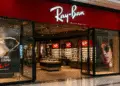 Disputa entre herdeiros pressiona comando da dona da Ray-Ban após queda das ações 4 GAZETA MERCANTIL Aconselho Da Essilorluxottica Fecha Apoio A Francesco Milleri Enquanto Leonardo Maria Del Vecchio Amplia Críticas À Gestão E Busca Maior Influência Sobre A Holding Familiar Delfin-Gazeta Mercantil