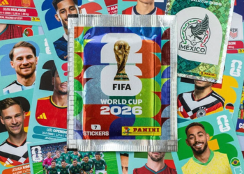 Figurinhas Da Copa Movimentam Quase 12 Milhões De Pontos Na Livelo Levantamento Mostra Que Produto Foi O Mais Resgatado No Shopping Livelo Em Maio E Ajudou A Atrair Novos Consumidores Para A Plataforma As Figurinhas Da Copa Movimentaram 11,9 Milhões De Pontos Na Livelo Entre 1º E 26 De Maio, Em Um Sinal De Que A Proximidade Do Principal Torneio De Futebol Do Mundo Já Começa A Influenciar O Comportamento De Consumo Dos Brasileiros. Segundo A Empresa, Quase 400 Mil Unidades Foram Resgatadas No Período, Distribuídas Em 2.508 Pedidos Feitos Por 2.247 Clientes, Tornando O Item O Produto Mais Resgatado No Shopping Livelo Durante O Mês. O Levantamento Também Mostra Que O Interesse Pelas Figurinhas Da Copa Ajudou A Atrair Novos Usuários Para A Plataforma. Metade Dos Consumidores Que Resgataram O Produto Realizou Sua Primeira Compra Na Livelo Justamente Por Meio Das Figurinhas, Indicando O Poder De Grandes Eventos Esportivos Para Gerar Engajamento, Experimentação E Recorrência Em Programas De Fidelidade. A Movimentação Ocorre Em Um Momento Em Que Empresas De Benefícios, Varejo E Serviços Financeiros Buscam Ampliar O Uso Dos Pontos Para Além De Passagens Aéreas E Hospedagens. O Avanço De Produtos Ligados A Entretenimento, Consumo Cotidiano E Experiências Reforça Uma Mudança No Comportamento Dos Participantes Desses Programas. Figurinhas Lideram Resgates No Shopping Livelo De Acordo Com A Livelo, As Figurinhas Relacionadas À Copa Foram O Item Mais Resgatado No Shopping Livelo Em Maio. O Volume De 11,9 Milhões De Pontos Movimentados Em Menos De Um Mês Mostra A Força Do Produto Entre Consumidores Que Acompanham O Torneio E Colecionadores. O Número De Unidades Resgatadas, Próximo De 400 Mil, Também Revela O Alcance Da Categoria Dentro Do Ecossistema Da Companhia. Foram 2.508 Pedidos Realizados Por 2.247 Clientes, O Que Indica Uma Base Pulverizada De Consumidores, Com Forte Apelo Emocional E Recorrência Potencial. O Comportamento É Típico De Produtos Ligados A Grandes Eventos Esportivos. Figurinhas, Álbuns E Itens Colecionáveis Costumam Gerar Compra Por Impulso, Troca Entre Consumidores E Engajamento Em Grupos Familiares, Escolares E Digitais. Para Programas De Fidelidade, Esse Tipo De Produto Tem Valor Estratégico. Ele Amplia A Percepção De Utilidade Dos Pontos, Aproxima A Plataforma Do Cotidiano Do Consumidor E Cria Novos Momentos De Uso Fora Das Categorias Tradicionais. Copa Atrai Novos Usuários Para A Plataforma Um Dos Dados Mais Relevantes Do Levantamento É Que 50% Dos Consumidores Que Adquiriram Figurinhas Fizeram Sua Primeira Compra Na Livelo Por Meio Desse Produto. O Dado Indica Que A Copa Funciona Como Porta De Entrada Para Novos Usuários No Programa De Fidelidade. Esse Movimento É Importante Porque Programas De Pontos Dependem De Frequência E Engajamento. Quanto Mais O Consumidor Percebe Utilidade Prática No Saldo Acumulado, Maior Tende A Ser A Chance De Voltar A Usar A Plataforma Para Novos Resgates. A Empresa Também Registrou Forte Crescimento Nas Buscas Internas Relacionadas Ao Campeonato. Em Maio, As Pesquisas Associadas À Copa Avançaram Mais De 1.540% Em Comparação Com Abril. O Aumento Mostra Que O Consumidor Não Está Apenas Resgatando Figurinhas, Mas Também Pesquisando Produtos, Categorias E Oportunidades Ligadas Ao Evento. Essa Dinâmica Pode Beneficiar Outras Áreas Do Marketplace Da Livelo, Como Eletrônicos, Itens De Decoração, Bebidas, Alimentos E Experiências. Programas De Fidelidade Ganham Espaço No Consumo Cotidiano O Avanço Das Figurinhas Da Copa Dentro Da Livelo Reforça Uma Tendência Mais Ampla: O Uso De Pontos Em Situações Do Dia A Dia. Antes Associados Principalmente A Viagens, Programas De Fidelidade Passaram A Ampliar A Oferta De Produtos E Serviços Para Disputar Uma Fatia Maior Do Consumo Recorrente. Segundo Marcelino Cruz, Diretor Executivo De Negócios E Growth Da Livelo, O Movimento Evidencia Uma Mudança No Comportamento Do Consumidor, Que Passa A Usar Pontos De Forma Mais Estratégica Em Momentos Ligados A Entretenimento, Experiências E Interesses Cotidianos. Esse Reposicionamento É Relevante Para O Setor. Ao Permitir Resgates Em Categorias Mais Acessíveis E Frequentes, As Plataformas Reduzem A Distância Entre Acúmulo E Uso Dos Pontos. Isso Tende A Aumentar A Percepção De Valor Do Programa E A Retenção Dos Participantes. No Caso Da Copa, O Apelo Emocional Do Evento Funciona Como Acelerador. Produtos Ligados Ao Torneio Estimulam Buscas, Resgates E Compras Em Uma Janela Concentrada, Criando Oportunidade Para Empresas Testarem Novas Ofertas E Campanhas. Busca Por Smart Tvs Cresce Mais De 3.500% A Preparação Dos Consumidores Para Acompanhar Os Jogos Também Impulsionou A Procura Por Televisores. Segundo A Livelo, Entre Janeiro E Abril, As Buscas Pelo Termo “Smart Tv” Cresceram Mais De 3.500% Na Plataforma, Ultrapassando 235 Mil Pesquisas. O Dado Mostra Que A Copa Influencia Não Apenas A Compra De Itens Colecionáveis, Mas Também Categorias De Maior Valor Agregado. Televisores Costumam Ganhar Relevância Antes De Grandes Eventos Esportivos, Especialmente Quando Há Expectativa De Reuniões Familiares, Encontros Entre Amigos E Maior Consumo De Transmissões Ao Vivo. A Preferência Dos Consumidores Tem Se Concentrado Em Modelos De Telas Maiores, Principalmente Televisores De 75, 85 E Até 98 Polegadas. A Busca Por Aparelhos De Grande Porte Indica Uma Tentativa De Reproduzir Em Casa Uma Experiência Mais Próxima De Cinema Ou Arena Esportiva. No Ranking De Vendas Da Categoria, A Samsung Aparece Na Liderança, Com 35,5% De Participação. Em Seguida Vêm Tcl, Com 32%, E Lg, Com 17%. Eventos Esportivos Transformam Intenção Em Consumo Grandes Eventos Esportivos Têm Forte Impacto Sobre O Varejo E Sobre Plataformas De Fidelidade. A Copa Funciona Como Catalisador De Consumo Porque Combina Planejamento, Emoção, Entretenimento E Senso De Urgência. No Caso Das Figurinhas, O Consumo É Movido Por Coleção, Pertencimento E Troca Social. No Caso Das Televisões, A Motivação Está Ligada À Experiência De Assistir Aos Jogos Com Mais Qualidade. Em Ambos Os Casos, O Torneio Transforma Intenção Em Compra Ou Resgate. Para A Livelo, O Levantamento Mostra Que O Campeonato Pode Ampliar Tanto O Engajamento De Usuários Antigos Quanto A Entrada De Novos Consumidores. O Fato De Metade Dos Compradores De Figurinhas Ter Feito A Primeira Compra Na Plataforma Reforça O Potencial De Aquisição De Clientes. A Tendência Também Sinaliza Oportunidade Para Marcas E Varejistas. Produtos Relacionados A Futebol, Eletrônicos, Decoração, Alimentação E Entretenimento Tendem A Ganhar Relevância Conforme O Torneio Se Aproxima. Copa Amplia Disputa Por Atenção No Varejo A Movimentação Registrada Pela Livelo Antecipa Um Ciclo De Maior Competição Entre Plataformas De Fidelidade, Marketplaces E Varejistas. Com A Proximidade Da Copa, Empresas Tendem A Intensificar Campanhas Voltadas A Produtos Temáticos, Eletrônicos E Experiências De Consumo. O Comportamento Observado Em Maio Indica Que O Consumidor Brasileiro Já Começou A Se Preparar Para O Evento. As Figurinhas Lideraram Os Resgates, As Buscas Por Termos Relacionados Ao Campeonato Dispararam E A Procura Por Smart Tvs Ganhou Força. Para O Mercado, O Dado Mais Relevante É A Capacidade Do Evento De Ativar Diferentes Categorias Ao Mesmo Tempo. A Copa Movimenta Produtos De Baixo Tíquete, Como Figurinhas, E Itens De Maior Valor, Como Televisores De Tela Grande. A Combinação Entre Engajamento Emocional E Uso Estratégico De Pontos Tende A Manter O Tema No Radar Das Empresas Nos Próximos Meses. A Livelo Capturou Esse Movimento Em Maio, Mas A Disputa Por Consumo Ligado Ao Torneio Deve Se Intensificar Conforme A Competição Se Aproxima. - O Único Site Oficial Da Gazeta Mercantil É Gazetamercantil.com