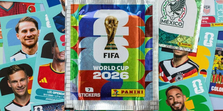 Figurinhas da Copa movimentam quase 12 milhões de pontos na Livelo 1 GAZETA MERCANTIL Figurinhas Da Copa Movimentam Quase 12 Milhões De Pontos Na Livelo Levantamento Mostra Que Produto Foi O Mais Resgatado No Shopping Livelo Em Maio E Ajudou A Atrair Novos Consumidores Para A Plataforma As Figurinhas Da Copa Movimentaram 11,9 Milhões De Pontos Na Livelo Entre 1º E 26 De Maio, Em Um Sinal De Que A Proximidade Do Principal Torneio De Futebol Do Mundo Já Começa A Influenciar O Comportamento De Consumo Dos Brasileiros. Segundo A Empresa, Quase 400 Mil Unidades Foram Resgatadas No Período, Distribuídas Em 2.508 Pedidos Feitos Por 2.247 Clientes, Tornando O Item O Produto Mais Resgatado No Shopping Livelo Durante O Mês. O Levantamento Também Mostra Que O Interesse Pelas Figurinhas Da Copa Ajudou A Atrair Novos Usuários Para A Plataforma. Metade Dos Consumidores Que Resgataram O Produto Realizou Sua Primeira Compra Na Livelo Justamente Por Meio Das Figurinhas, Indicando O Poder De Grandes Eventos Esportivos Para Gerar Engajamento, Experimentação E Recorrência Em Programas De Fidelidade. A Movimentação Ocorre Em Um Momento Em Que Empresas De Benefícios, Varejo E Serviços Financeiros Buscam Ampliar O Uso Dos Pontos Para Além De Passagens Aéreas E Hospedagens. O Avanço De Produtos Ligados A Entretenimento, Consumo Cotidiano E Experiências Reforça Uma Mudança No Comportamento Dos Participantes Desses Programas. Figurinhas Lideram Resgates No Shopping Livelo De Acordo Com A Livelo, As Figurinhas Relacionadas À Copa Foram O Item Mais Resgatado No Shopping Livelo Em Maio. O Volume De 11,9 Milhões De Pontos Movimentados Em Menos De Um Mês Mostra A Força Do Produto Entre Consumidores Que Acompanham O Torneio E Colecionadores. O Número De Unidades Resgatadas, Próximo De 400 Mil, Também Revela O Alcance Da Categoria Dentro Do Ecossistema Da Companhia. Foram 2.508 Pedidos Realizados Por 2.247 Clientes, O Que Indica Uma Base Pulverizada De Consumidores, Com Forte Apelo Emocional E Recorrência Potencial. O Comportamento É Típico De Produtos Ligados A Grandes Eventos Esportivos. Figurinhas, Álbuns E Itens Colecionáveis Costumam Gerar Compra Por Impulso, Troca Entre Consumidores E Engajamento Em Grupos Familiares, Escolares E Digitais. Para Programas De Fidelidade, Esse Tipo De Produto Tem Valor Estratégico. Ele Amplia A Percepção De Utilidade Dos Pontos, Aproxima A Plataforma Do Cotidiano Do Consumidor E Cria Novos Momentos De Uso Fora Das Categorias Tradicionais. Copa Atrai Novos Usuários Para A Plataforma Um Dos Dados Mais Relevantes Do Levantamento É Que 50% Dos Consumidores Que Adquiriram Figurinhas Fizeram Sua Primeira Compra Na Livelo Por Meio Desse Produto. O Dado Indica Que A Copa Funciona Como Porta De Entrada Para Novos Usuários No Programa De Fidelidade. Esse Movimento É Importante Porque Programas De Pontos Dependem De Frequência E Engajamento. Quanto Mais O Consumidor Percebe Utilidade Prática No Saldo Acumulado, Maior Tende A Ser A Chance De Voltar A Usar A Plataforma Para Novos Resgates. A Empresa Também Registrou Forte Crescimento Nas Buscas Internas Relacionadas Ao Campeonato. Em Maio, As Pesquisas Associadas À Copa Avançaram Mais De 1.540% Em Comparação Com Abril. O Aumento Mostra Que O Consumidor Não Está Apenas Resgatando Figurinhas, Mas Também Pesquisando Produtos, Categorias E Oportunidades Ligadas Ao Evento. Essa Dinâmica Pode Beneficiar Outras Áreas Do Marketplace Da Livelo, Como Eletrônicos, Itens De Decoração, Bebidas, Alimentos E Experiências. Programas De Fidelidade Ganham Espaço No Consumo Cotidiano O Avanço Das Figurinhas Da Copa Dentro Da Livelo Reforça Uma Tendência Mais Ampla: O Uso De Pontos Em Situações Do Dia A Dia. Antes Associados Principalmente A Viagens, Programas De Fidelidade Passaram A Ampliar A Oferta De Produtos E Serviços Para Disputar Uma Fatia Maior Do Consumo Recorrente. Segundo Marcelino Cruz, Diretor Executivo De Negócios E Growth Da Livelo, O Movimento Evidencia Uma Mudança No Comportamento Do Consumidor, Que Passa A Usar Pontos De Forma Mais Estratégica Em Momentos Ligados A Entretenimento, Experiências E Interesses Cotidianos. Esse Reposicionamento É Relevante Para O Setor. Ao Permitir Resgates Em Categorias Mais Acessíveis E Frequentes, As Plataformas Reduzem A Distância Entre Acúmulo E Uso Dos Pontos. Isso Tende A Aumentar A Percepção De Valor Do Programa E A Retenção Dos Participantes. No Caso Da Copa, O Apelo Emocional Do Evento Funciona Como Acelerador. Produtos Ligados Ao Torneio Estimulam Buscas, Resgates E Compras Em Uma Janela Concentrada, Criando Oportunidade Para Empresas Testarem Novas Ofertas E Campanhas. Busca Por Smart Tvs Cresce Mais De 3.500% A Preparação Dos Consumidores Para Acompanhar Os Jogos Também Impulsionou A Procura Por Televisores. Segundo A Livelo, Entre Janeiro E Abril, As Buscas Pelo Termo “Smart Tv” Cresceram Mais De 3.500% Na Plataforma, Ultrapassando 235 Mil Pesquisas. O Dado Mostra Que A Copa Influencia Não Apenas A Compra De Itens Colecionáveis, Mas Também Categorias De Maior Valor Agregado. Televisores Costumam Ganhar Relevância Antes De Grandes Eventos Esportivos, Especialmente Quando Há Expectativa De Reuniões Familiares, Encontros Entre Amigos E Maior Consumo De Transmissões Ao Vivo. A Preferência Dos Consumidores Tem Se Concentrado Em Modelos De Telas Maiores, Principalmente Televisores De 75, 85 E Até 98 Polegadas. A Busca Por Aparelhos De Grande Porte Indica Uma Tentativa De Reproduzir Em Casa Uma Experiência Mais Próxima De Cinema Ou Arena Esportiva. No Ranking De Vendas Da Categoria, A Samsung Aparece Na Liderança, Com 35,5% De Participação. Em Seguida Vêm Tcl, Com 32%, E Lg, Com 17%. Eventos Esportivos Transformam Intenção Em Consumo Grandes Eventos Esportivos Têm Forte Impacto Sobre O Varejo E Sobre Plataformas De Fidelidade. A Copa Funciona Como Catalisador De Consumo Porque Combina Planejamento, Emoção, Entretenimento E Senso De Urgência. No Caso Das Figurinhas, O Consumo É Movido Por Coleção, Pertencimento E Troca Social. No Caso Das Televisões, A Motivação Está Ligada À Experiência De Assistir Aos Jogos Com Mais Qualidade. Em Ambos Os Casos, O Torneio Transforma Intenção Em Compra Ou Resgate. Para A Livelo, O Levantamento Mostra Que O Campeonato Pode Ampliar Tanto O Engajamento De Usuários Antigos Quanto A Entrada De Novos Consumidores. O Fato De Metade Dos Compradores De Figurinhas Ter Feito A Primeira Compra Na Plataforma Reforça O Potencial De Aquisição De Clientes. A Tendência Também Sinaliza Oportunidade Para Marcas E Varejistas. Produtos Relacionados A Futebol, Eletrônicos, Decoração, Alimentação E Entretenimento Tendem A Ganhar Relevância Conforme O Torneio Se Aproxima. Copa Amplia Disputa Por Atenção No Varejo A Movimentação Registrada Pela Livelo Antecipa Um Ciclo De Maior Competição Entre Plataformas De Fidelidade, Marketplaces E Varejistas. Com A Proximidade Da Copa, Empresas Tendem A Intensificar Campanhas Voltadas A Produtos Temáticos, Eletrônicos E Experiências De Consumo. O Comportamento Observado Em Maio Indica Que O Consumidor Brasileiro Já Começou A Se Preparar Para O Evento. As Figurinhas Lideraram Os Resgates, As Buscas Por Termos Relacionados Ao Campeonato Dispararam E A Procura Por Smart Tvs Ganhou Força. Para O Mercado, O Dado Mais Relevante É A Capacidade Do Evento De Ativar Diferentes Categorias Ao Mesmo Tempo. A Copa Movimenta Produtos De Baixo Tíquete, Como Figurinhas, E Itens De Maior Valor, Como Televisores De Tela Grande. A Combinação Entre Engajamento Emocional E Uso Estratégico De Pontos Tende A Manter O Tema No Radar Das Empresas Nos Próximos Meses. A Livelo Capturou Esse Movimento Em Maio, Mas A Disputa Por Consumo Ligado Ao Torneio Deve Se Intensificar Conforme A Competição Se Aproxima. - O Único Site Oficial Da Gazeta Mercantil É Gazetamercantil.com