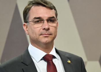 Interpol é acionada para rastrear dinheiro de filme sobre Bolsonaro em quatro países 14 GAZETA MERCANTIL Flávio Bolsonaro Não Registrou Missão Oficial Com Ônus Para Viagem Aos Eua, Diz Senado