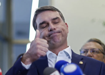 Flávio falou com Vorcaro no dia de remessa de US$ 1,67 milhão; PF aponta Eduardo nos EUA 6 GAZETA MERCANTIL Flávio Falou Com Vorcaro No Dia De Remessa De Us$ 1,67 Milhão; Pf Aponta Eduardo Nos Eua - Gazeta Mercantil - Política