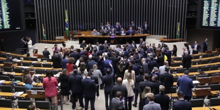 Câmara aprova fim da escala 6x1 e texto segue ao Senado após votação esmagadora 1 GAZETA MERCANTIL Câmara Aprova Fim Da Escala 6X1 E Texto Segue Ao Senado Após Votação Esmagadora - Gazeta Mercantil