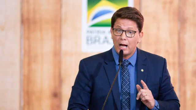 Ex-funcionária diz que devolvia salário no gabinete de Mario Frias; comprovantes indicam PIX e pagamento a familiares 1 GAZETA MERCANTIL Ex-Funcionária Diz Que Devolvia Salário No Gabinete De Mario Frias; Comprovantes Indicam Pix E Pagamento A Familiares - Gazeta Mercantil