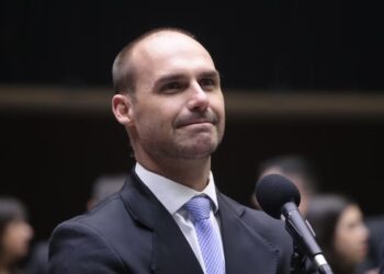 Após Negar Envolvimento, Eduardo Bolsonaro Controlava Recursos De “Dark Horse” Por Meio De Contrato, Diz Site - Gazeta Mercantil