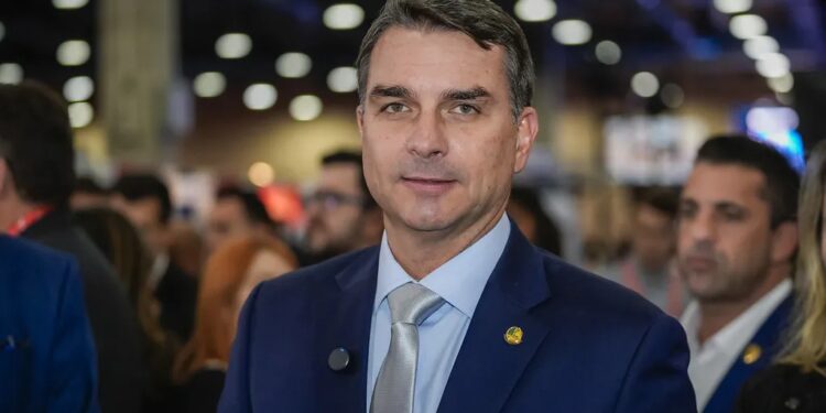 Flávio Bolsonaro tenta agenda com Trump nos EUA em meio à crise com Banco Master 1 GAZETA MERCANTIL Flávio Bolsonaro Tenta Agenda Com Trump Nos Eua Em Meio À Crise Com Banco Master - Gazeta Mercantil