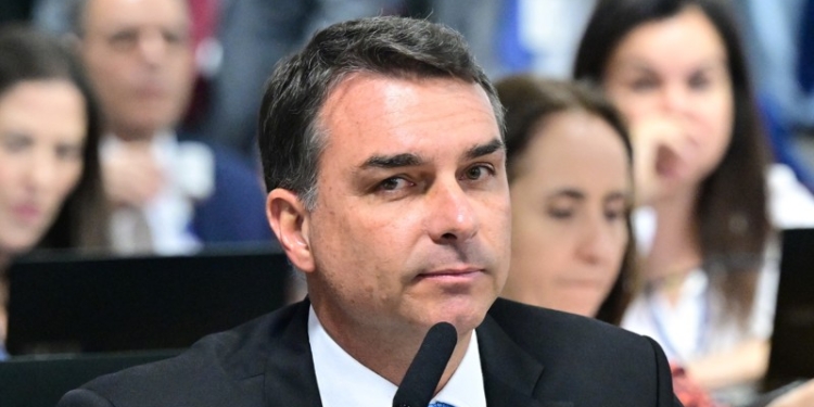 Flávio Bolsonaro Propõe Trabalho Por Hora Como Alternativa Ao Fim Da Escala 6×1 - Gazeta Mercantil