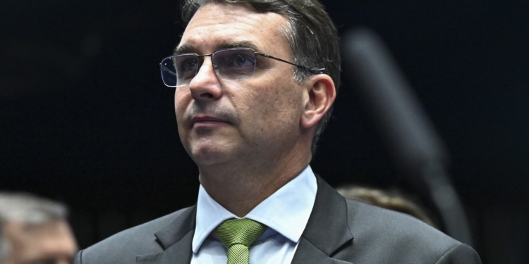 Flávio Bolsonaro não assinou três dos cinco pedidos de CPI sobre o Banco Master 1 GAZETA MERCANTIL Flávio Bolsonaro Não Assinou Três Dos Cinco Pedidos De Cpi Sobre O Banco Master - Gazeta Mercantil