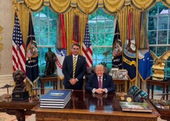 Flávio Bolsonaro Encontra Trump Na Casa Branca E Divulga Foto Do Encontro Em Washington - Gazeta Mercantil