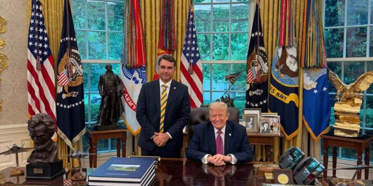 Flávio Bolsonaro Encontra Trump Na Casa Branca E Divulga Foto Do Encontro Em Washington - Gazeta Mercantil