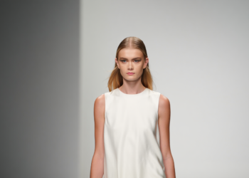 Modelo Da Major Model Em Desfile Internacional - Gazeta Mercantil